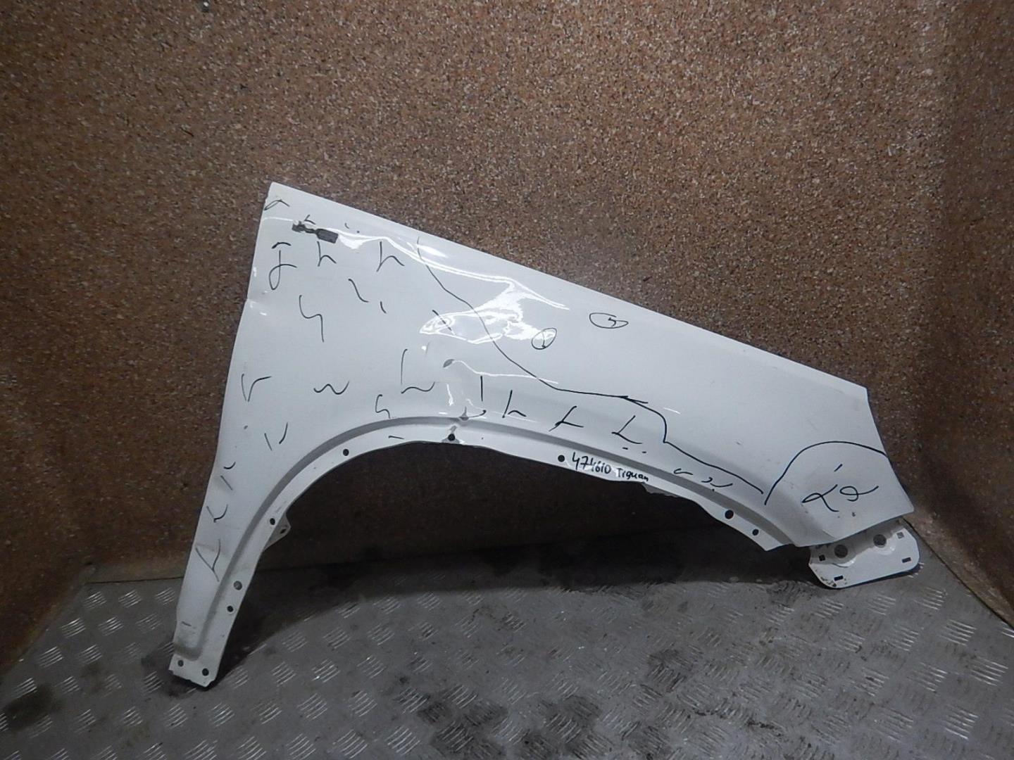 Крыло переднее правое