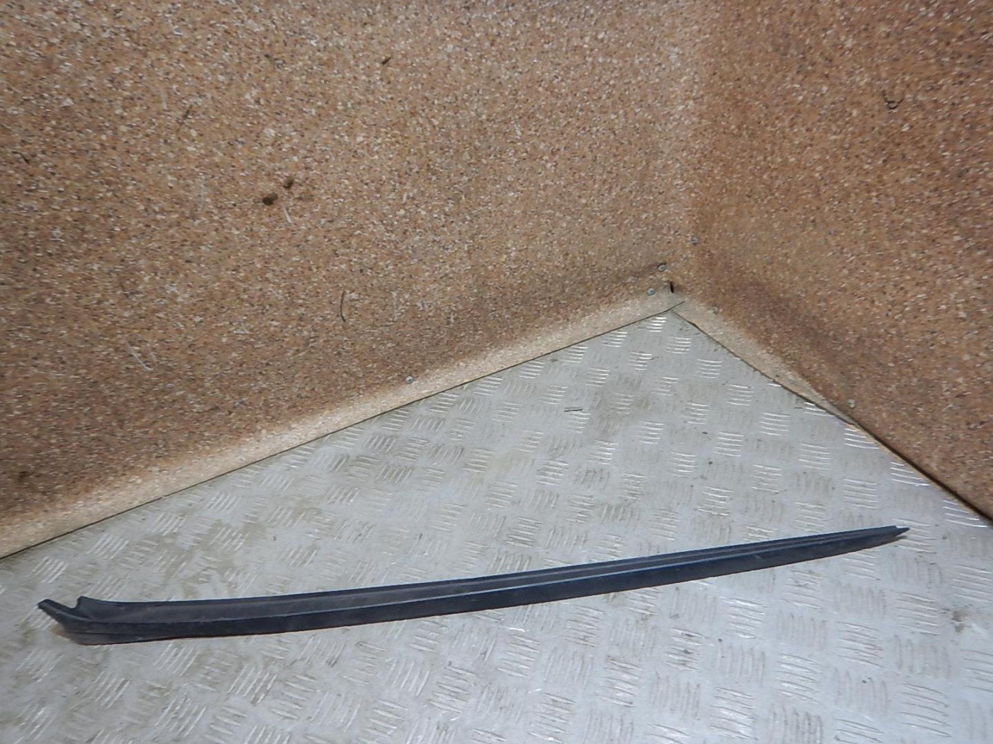 Молдинг лобового стекла