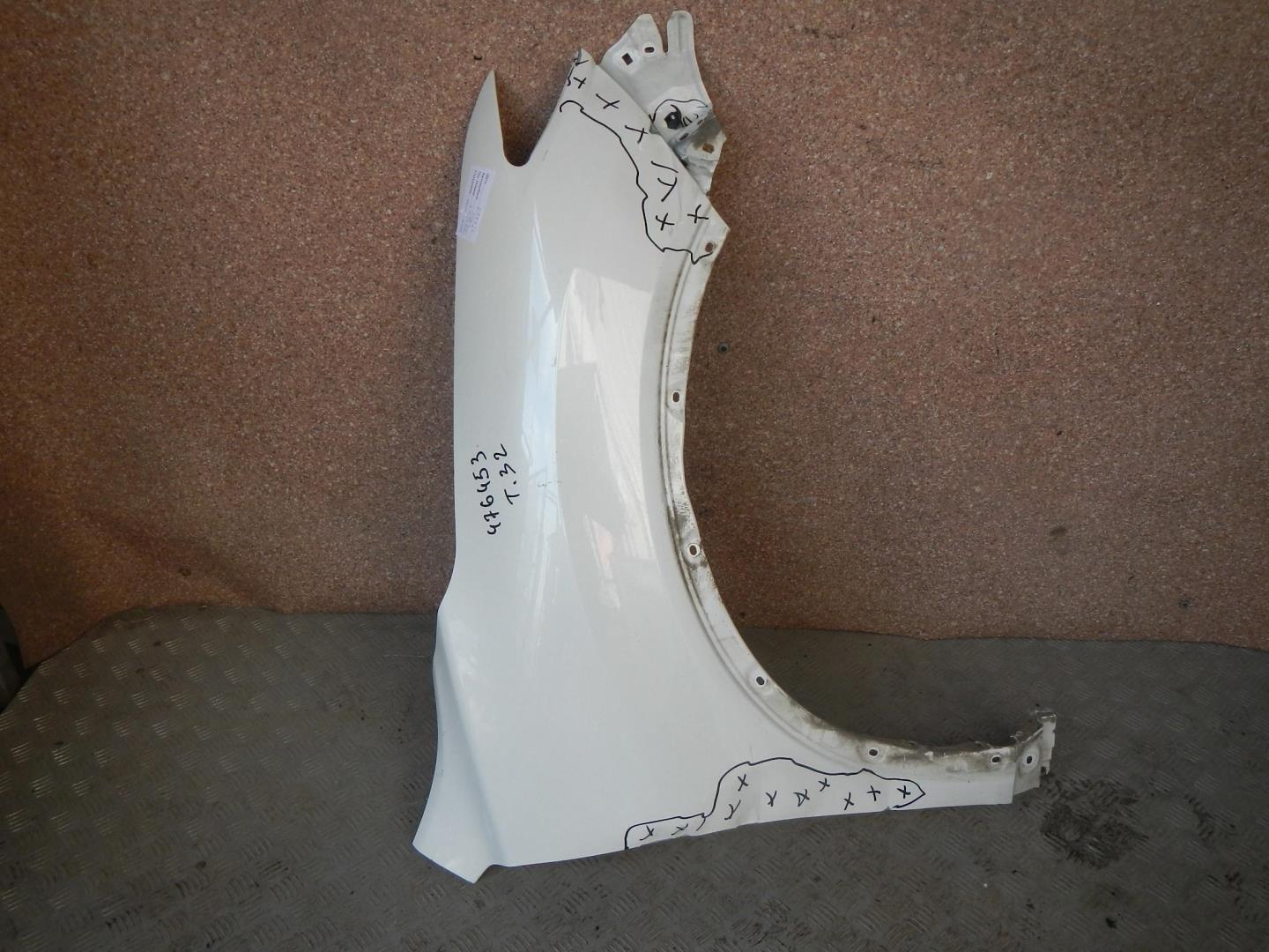 Крыло переднее правое