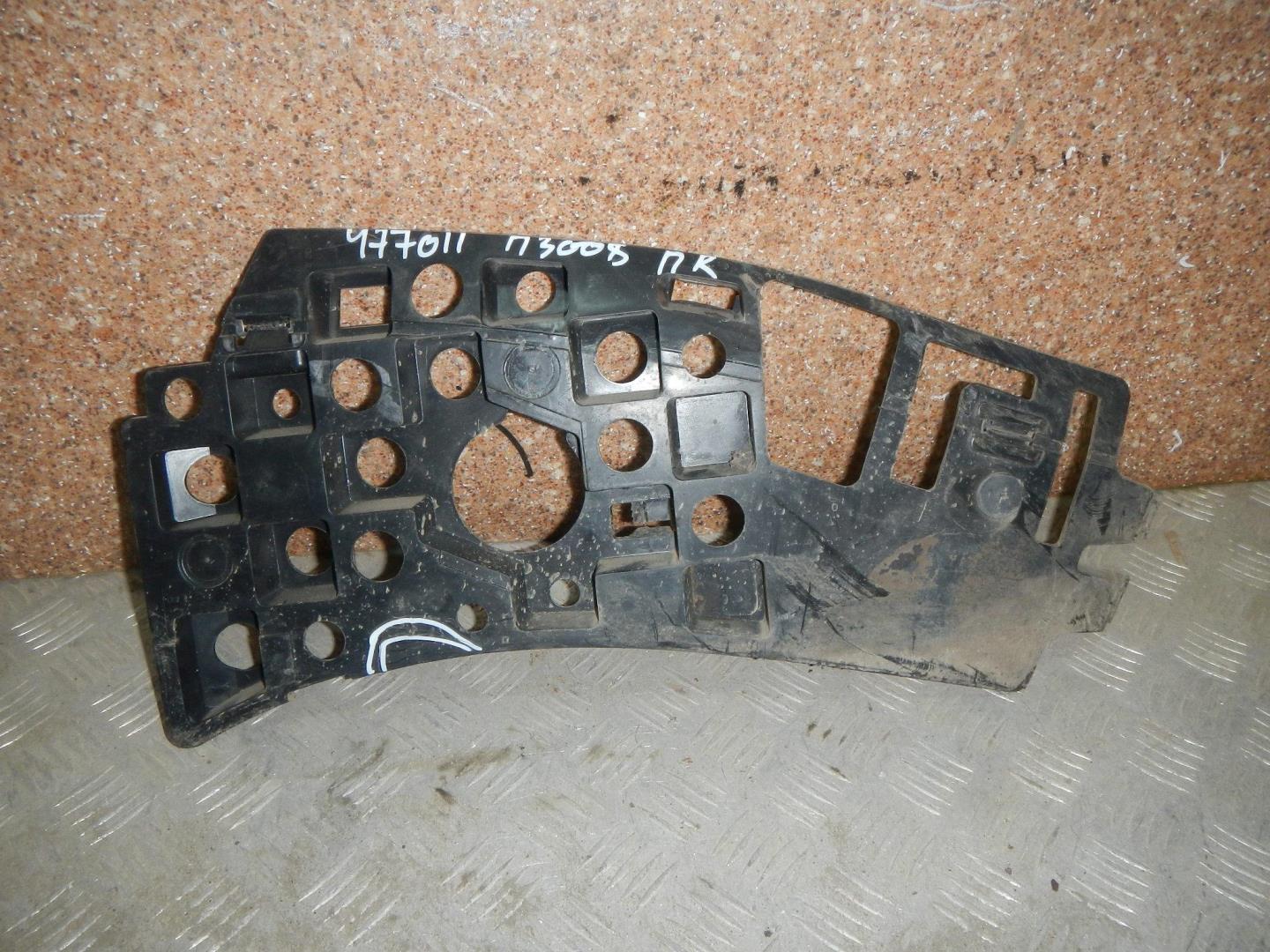 Кронштейн переднего бампера правый