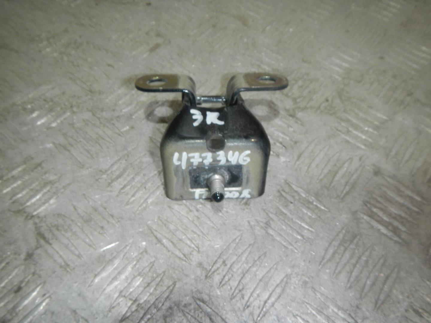 Петля двери багажника