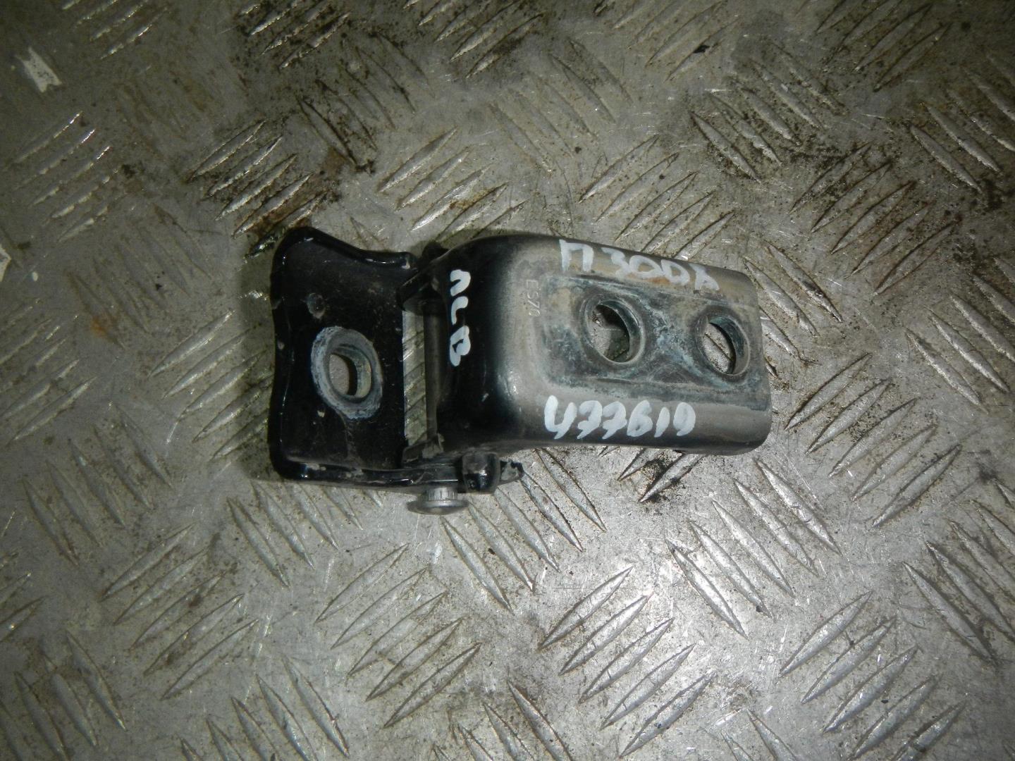 Петля двери передней левой верхняя