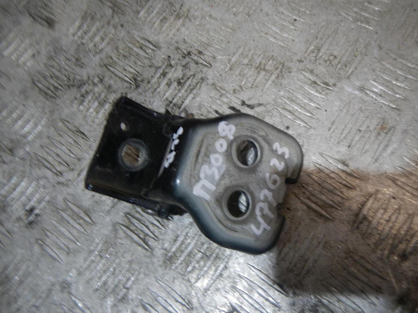 Петля двери задней левой верхняя