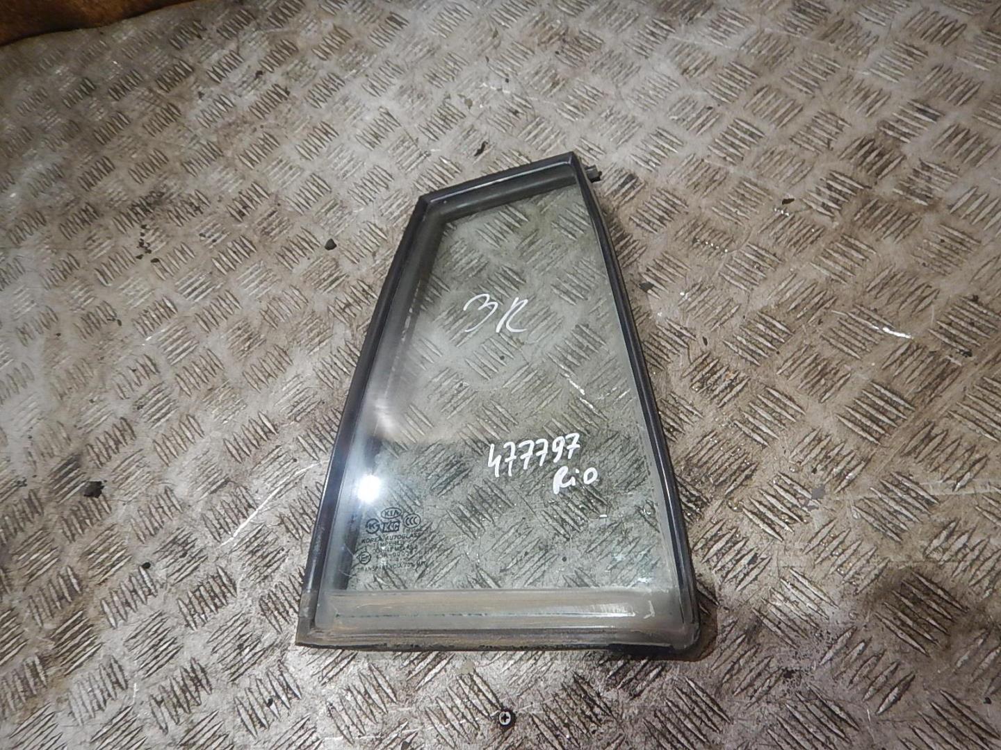 Стекло двери задней правой (форточка)