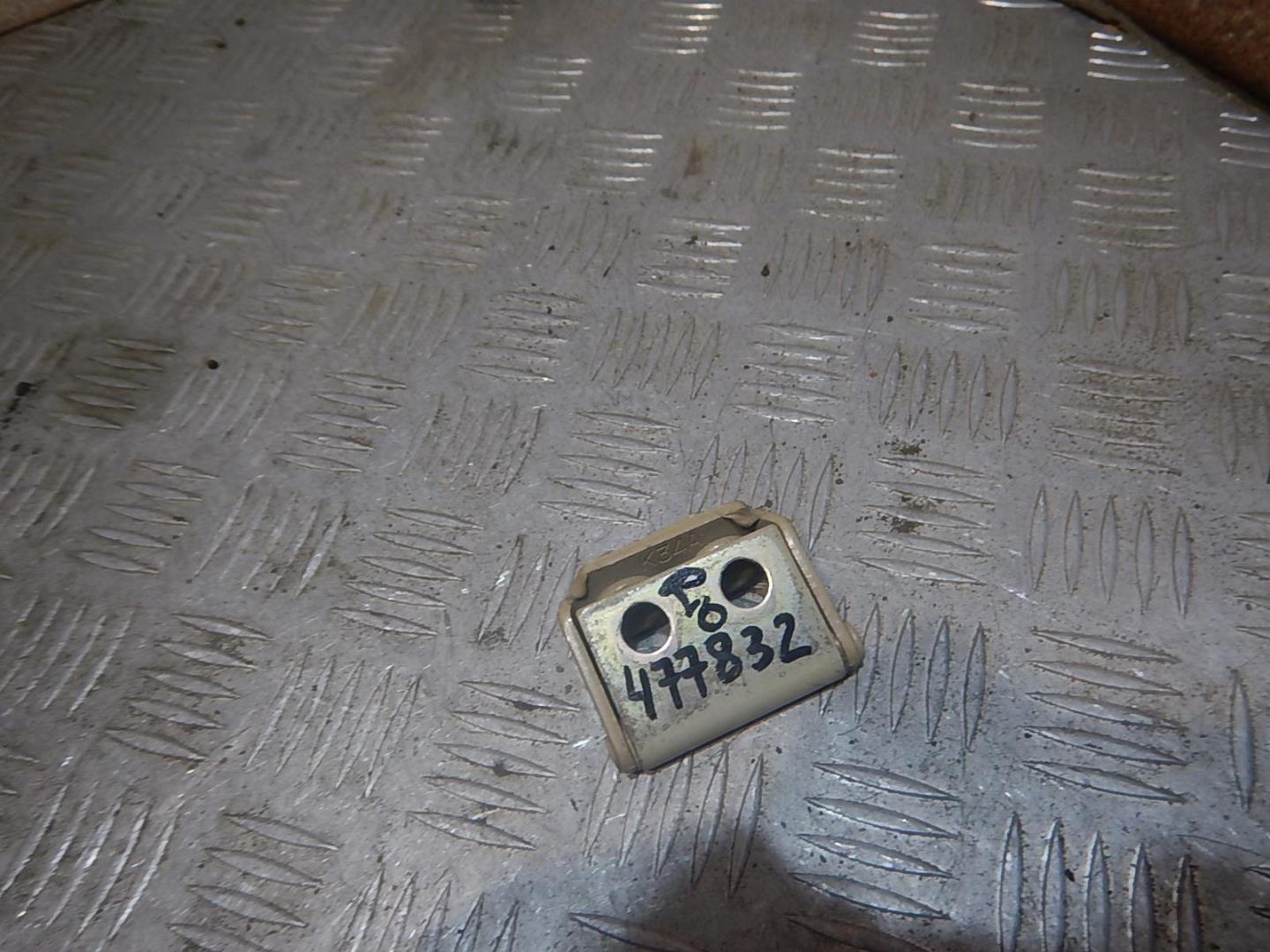 Петля двери багажника