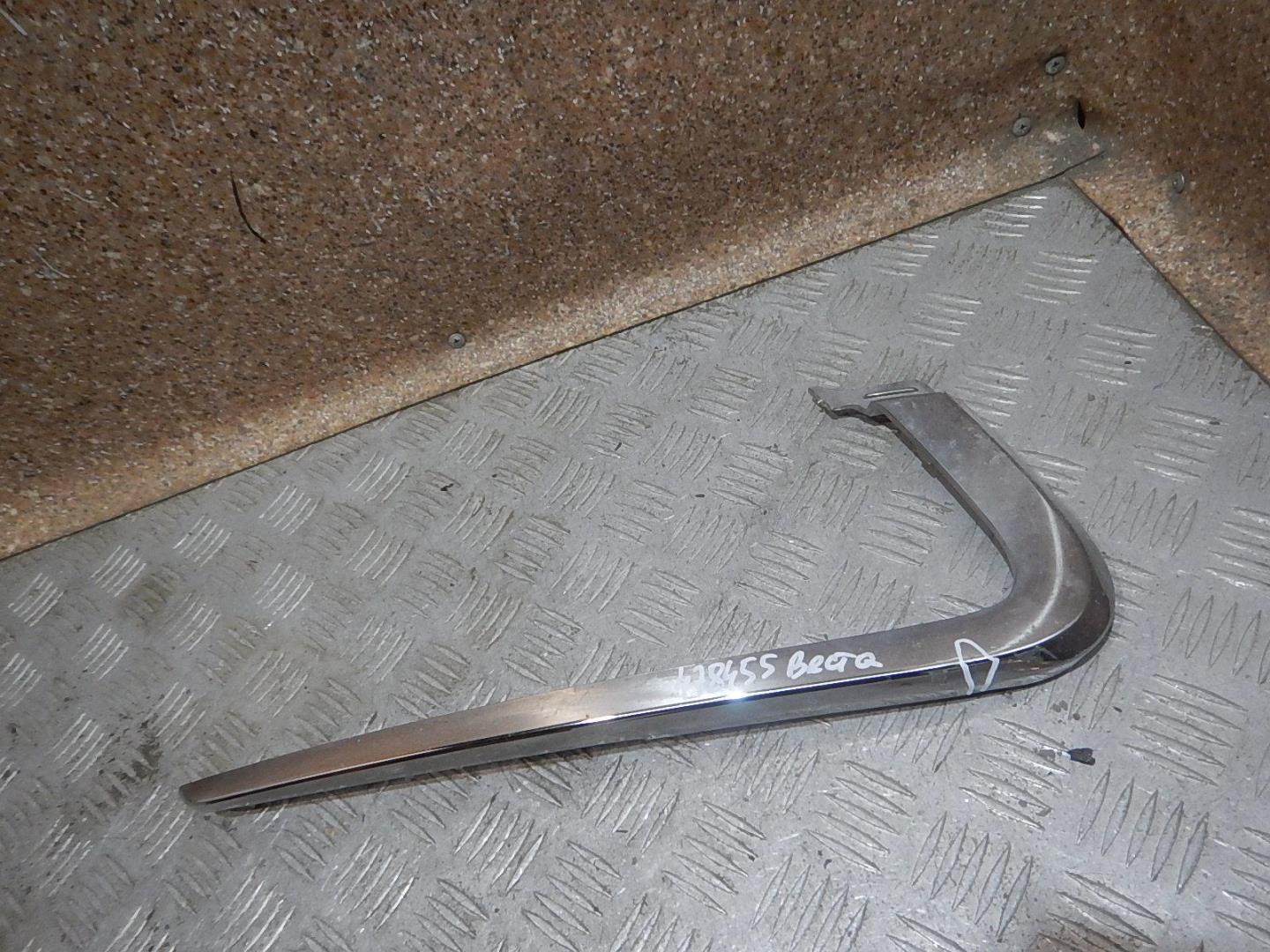 Молдинг переднего бампера левый