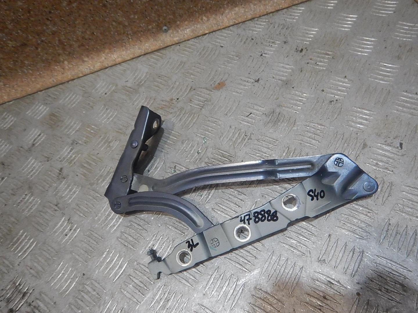 Петля крышки багажника