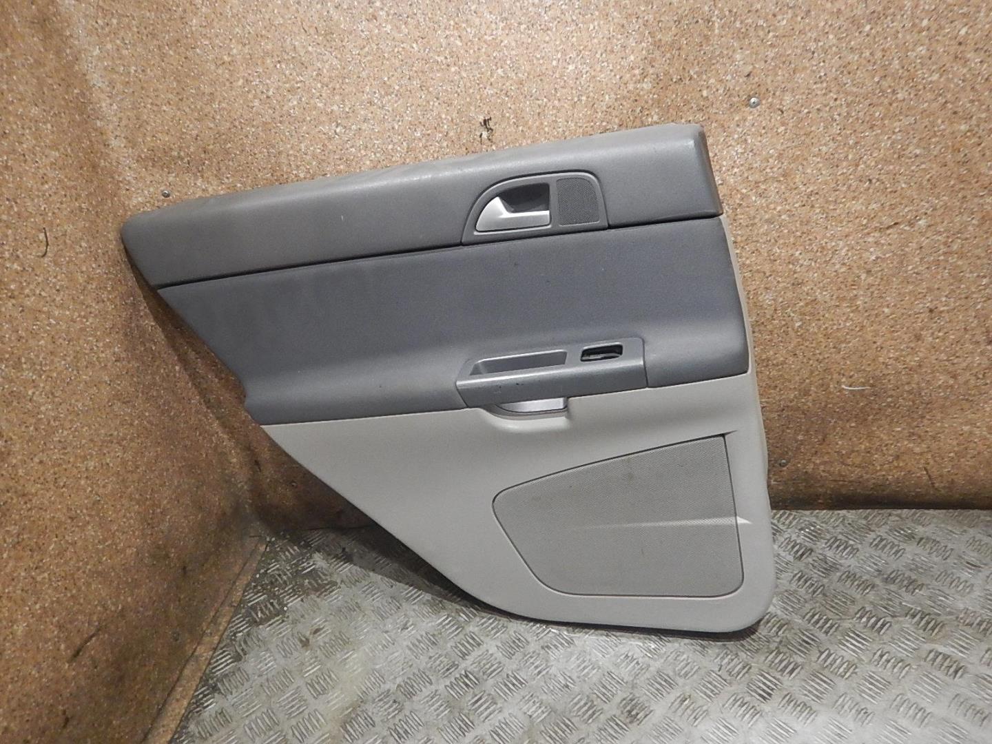 Обшивка двери задней левой