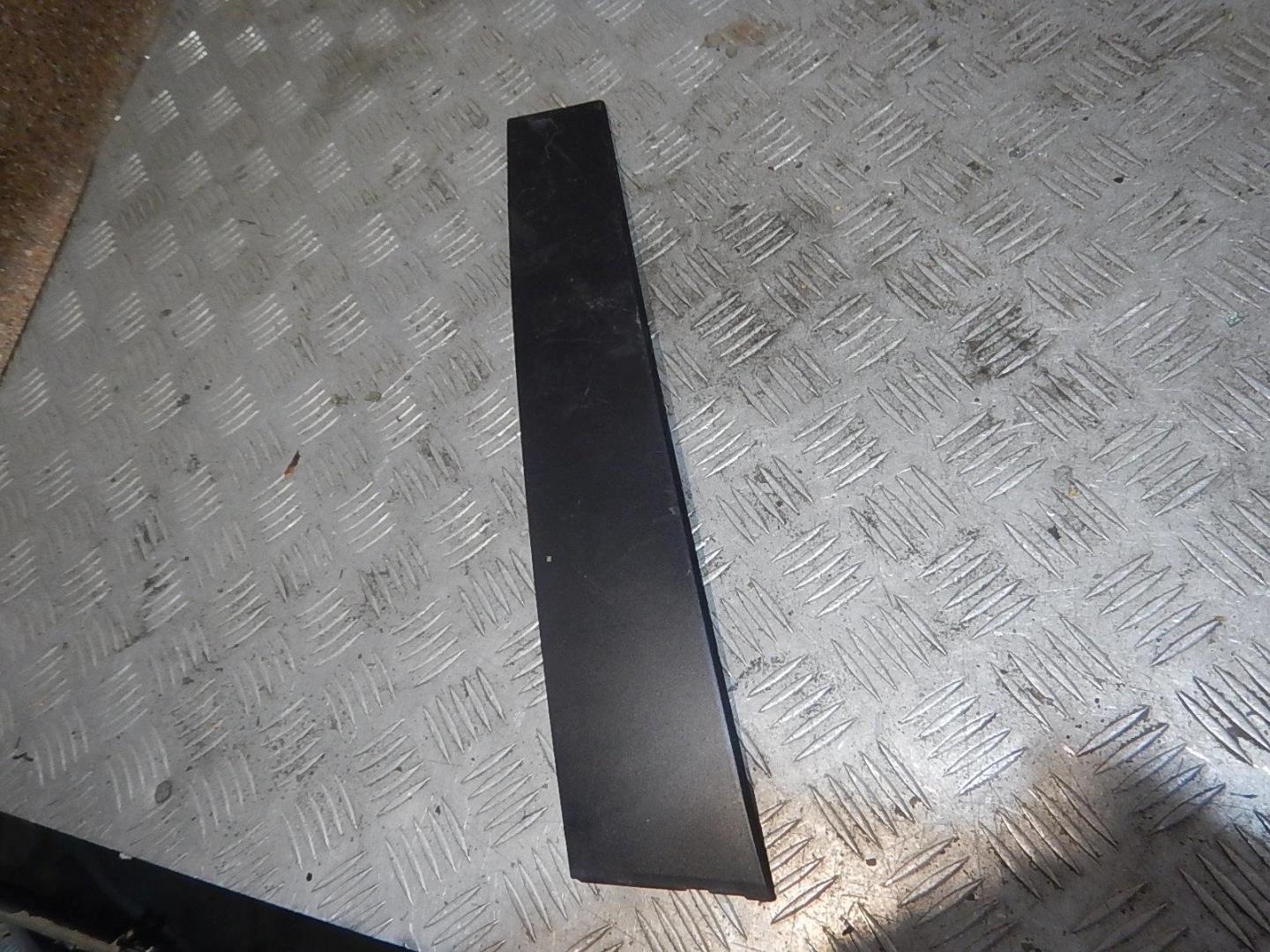 Накладка двери передней правой