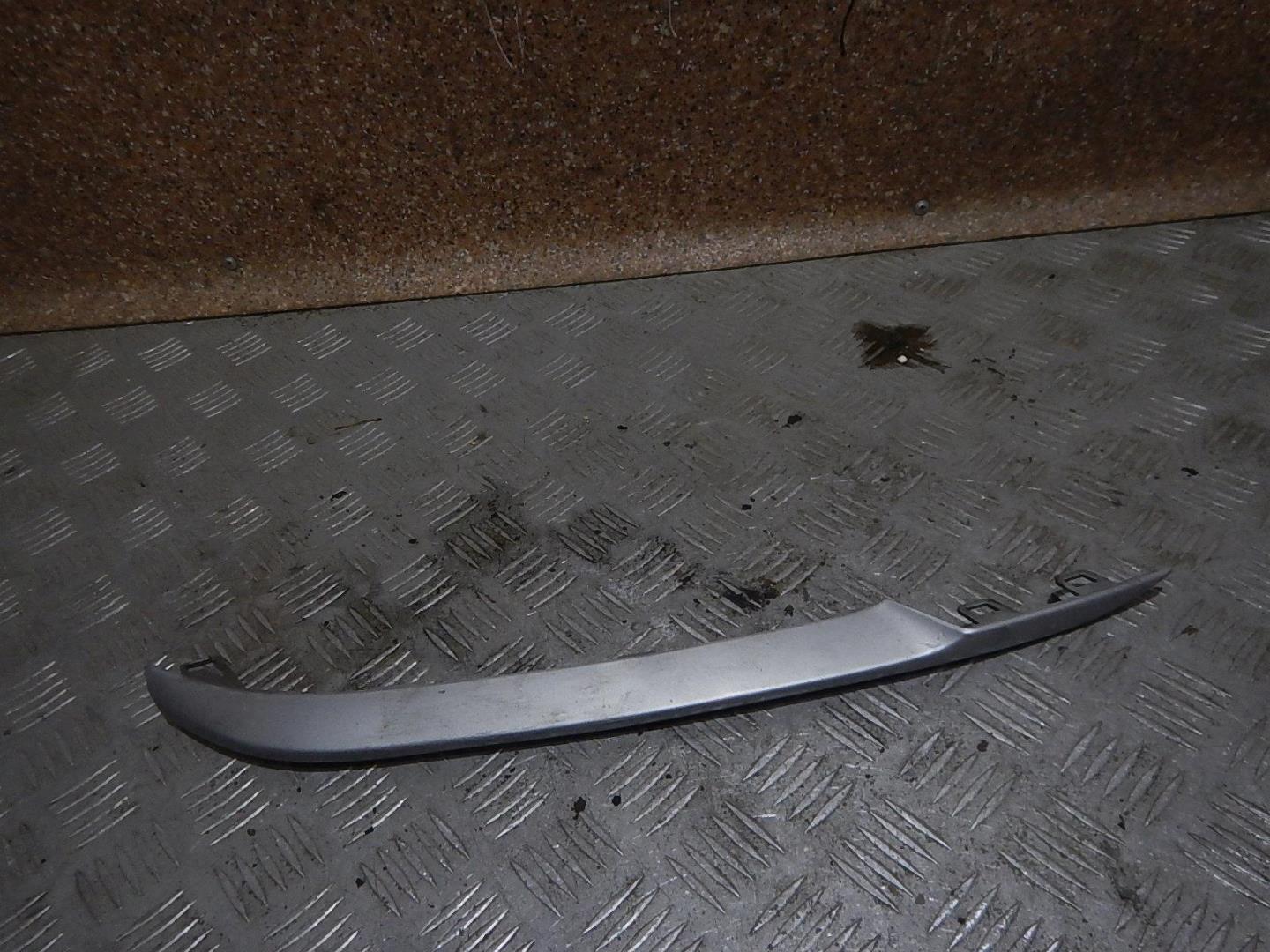 Молдинг переднего бампера левый