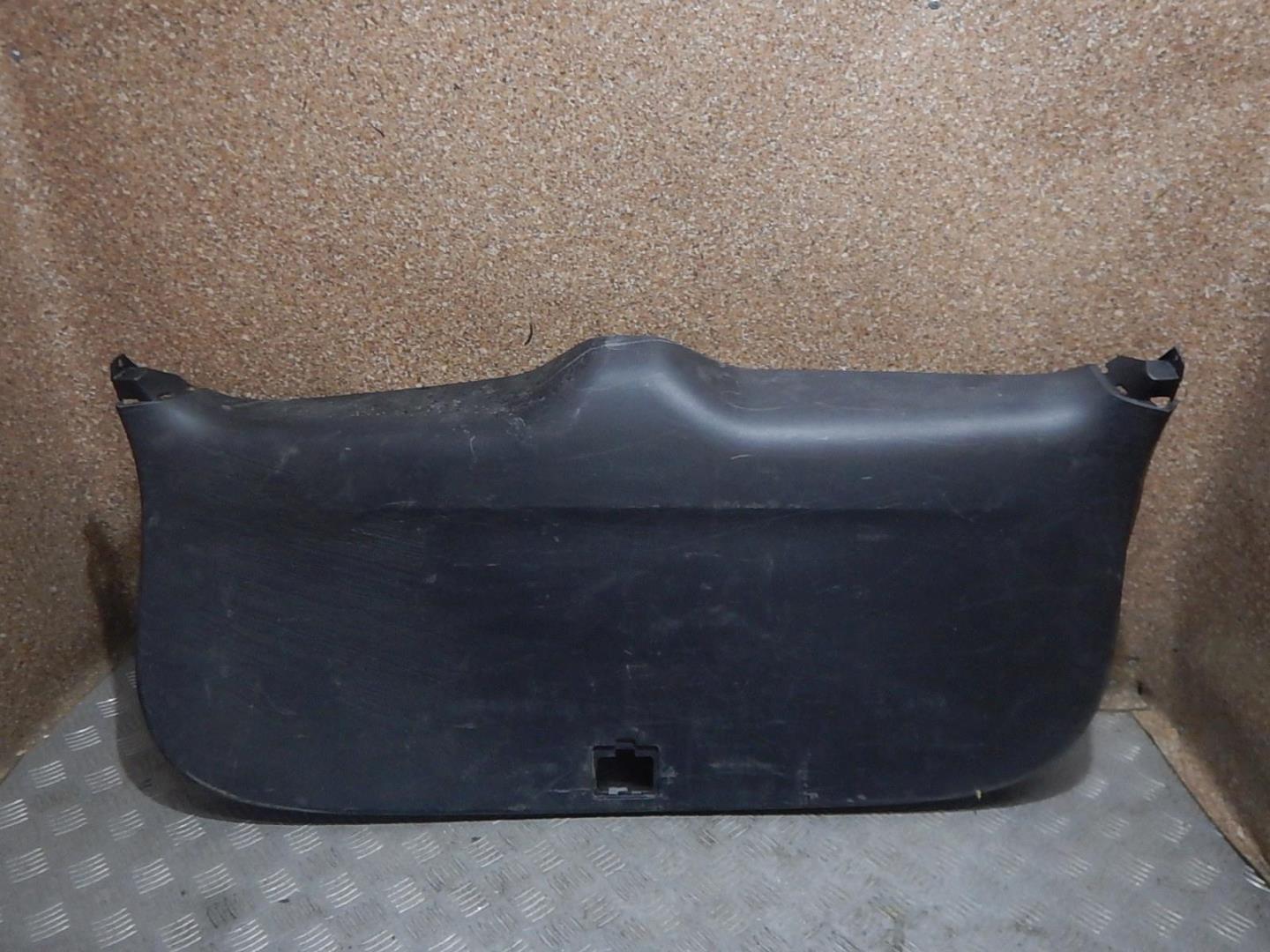 Обшивка двери багажника