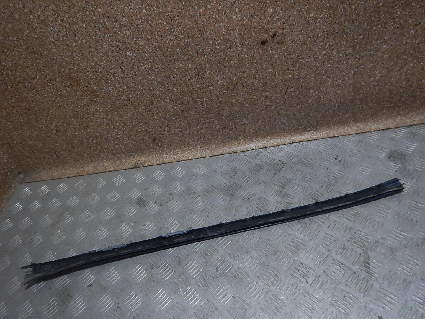 Молдинг лобового стекла