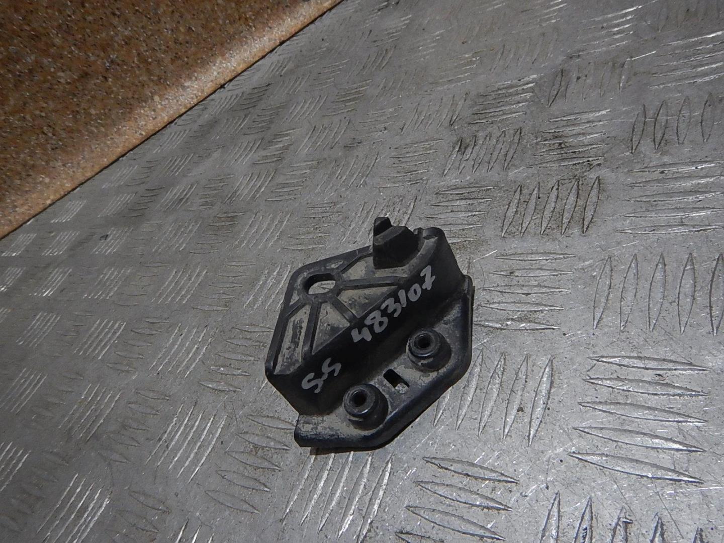 Кронштейн фар левый