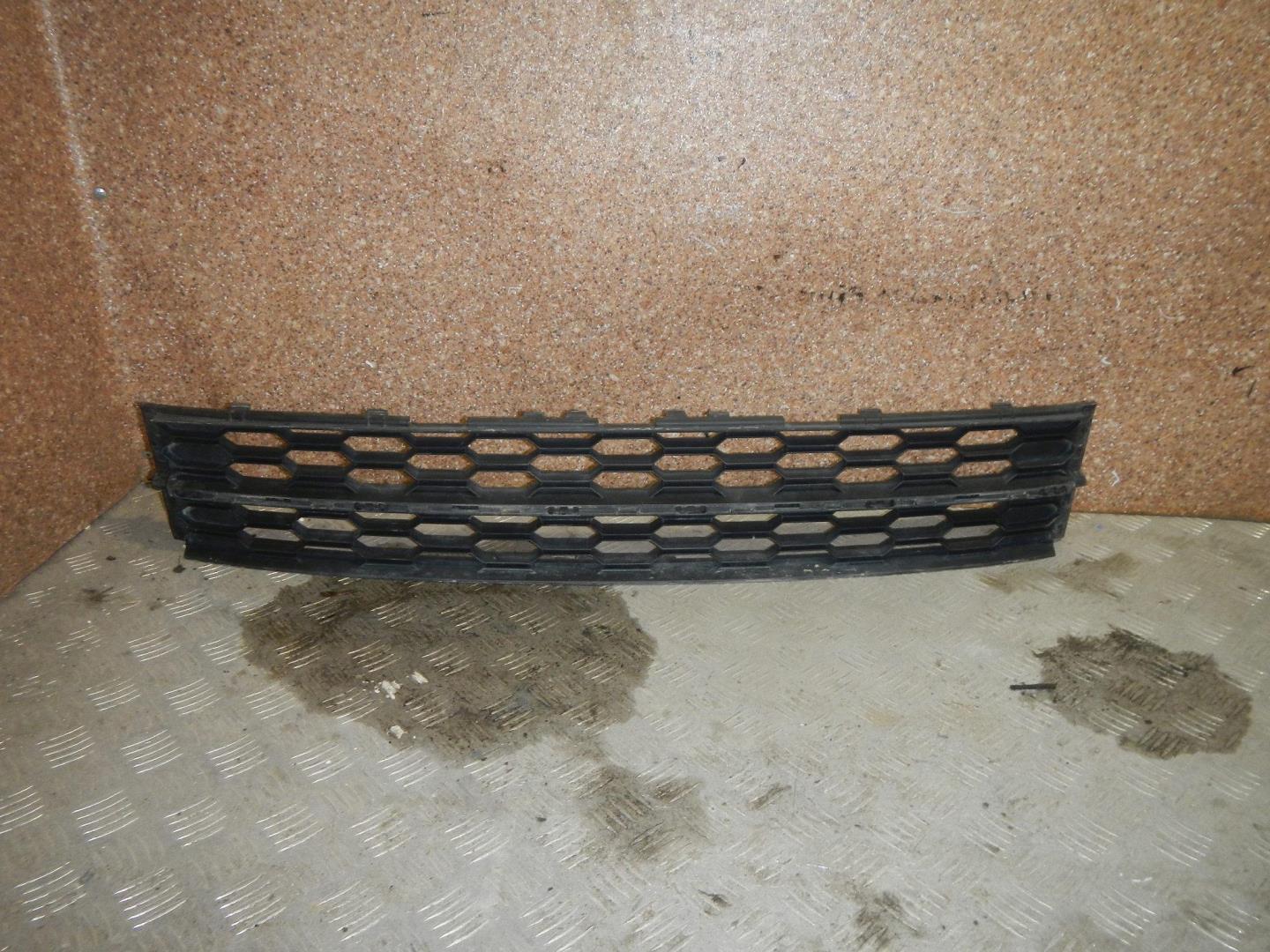 Решетка в бампер центральная