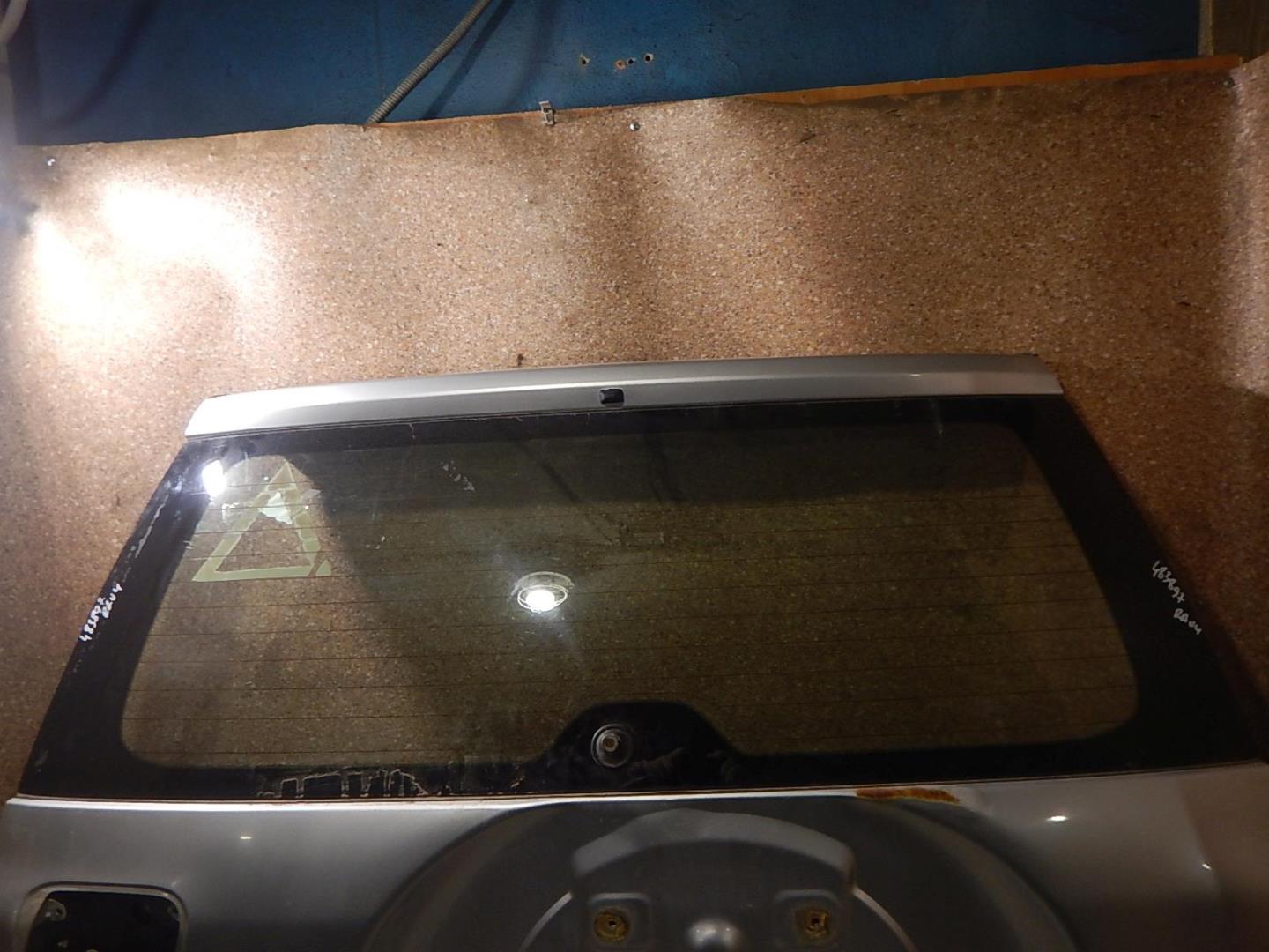 Стекло двери багажника