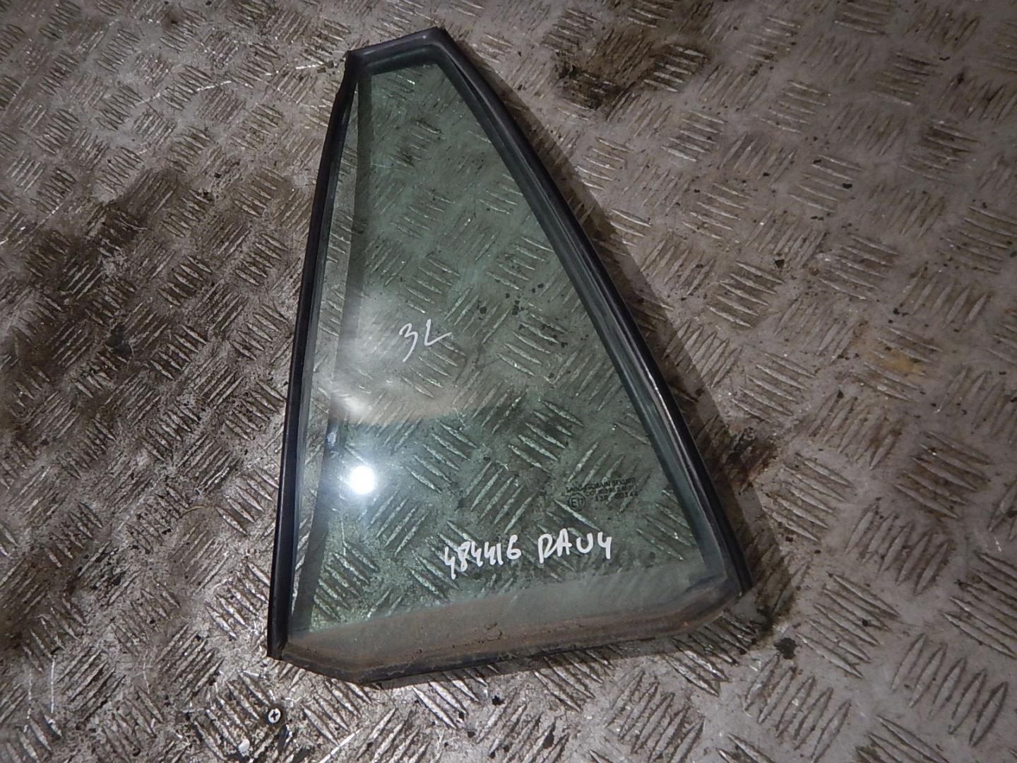 Стекло двери задней левой (форточка)
