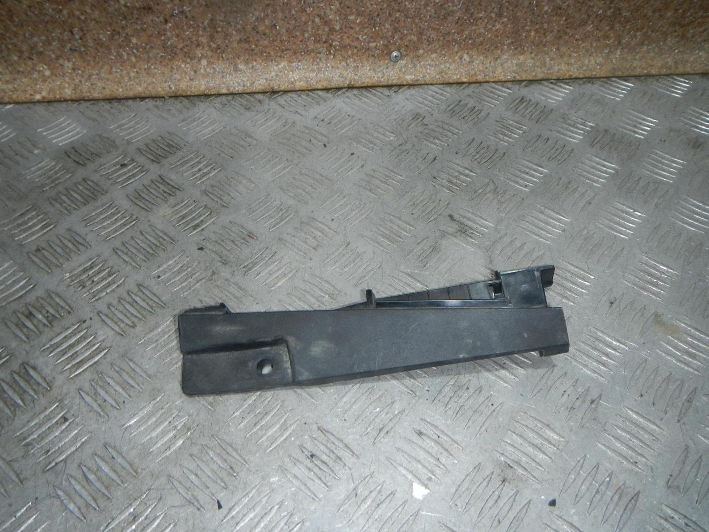 Кронштейн фар левый