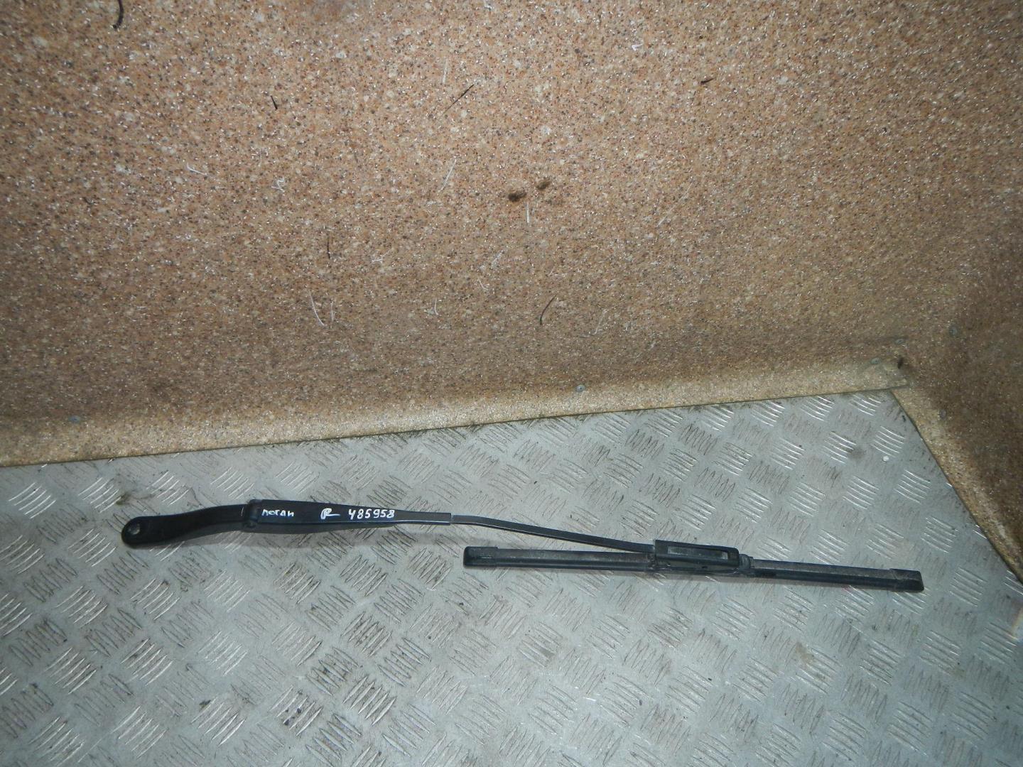 Поводок стеклоочистителя передний правый