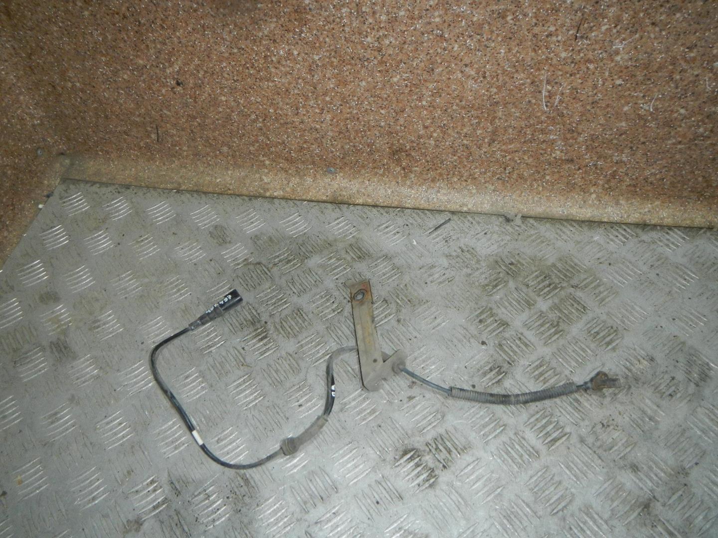 Датчик ABS передний