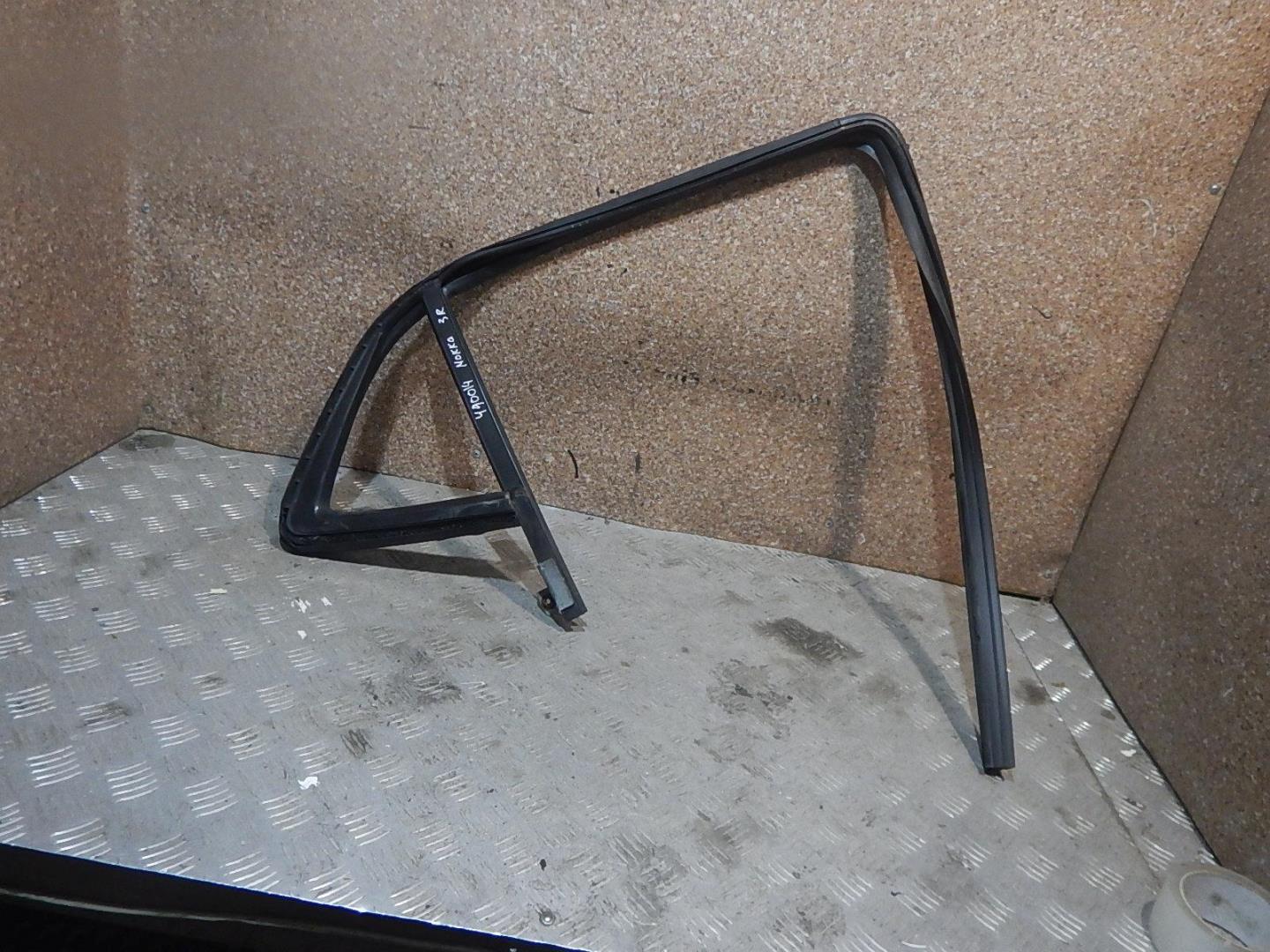 Уплотнитель стекла двери