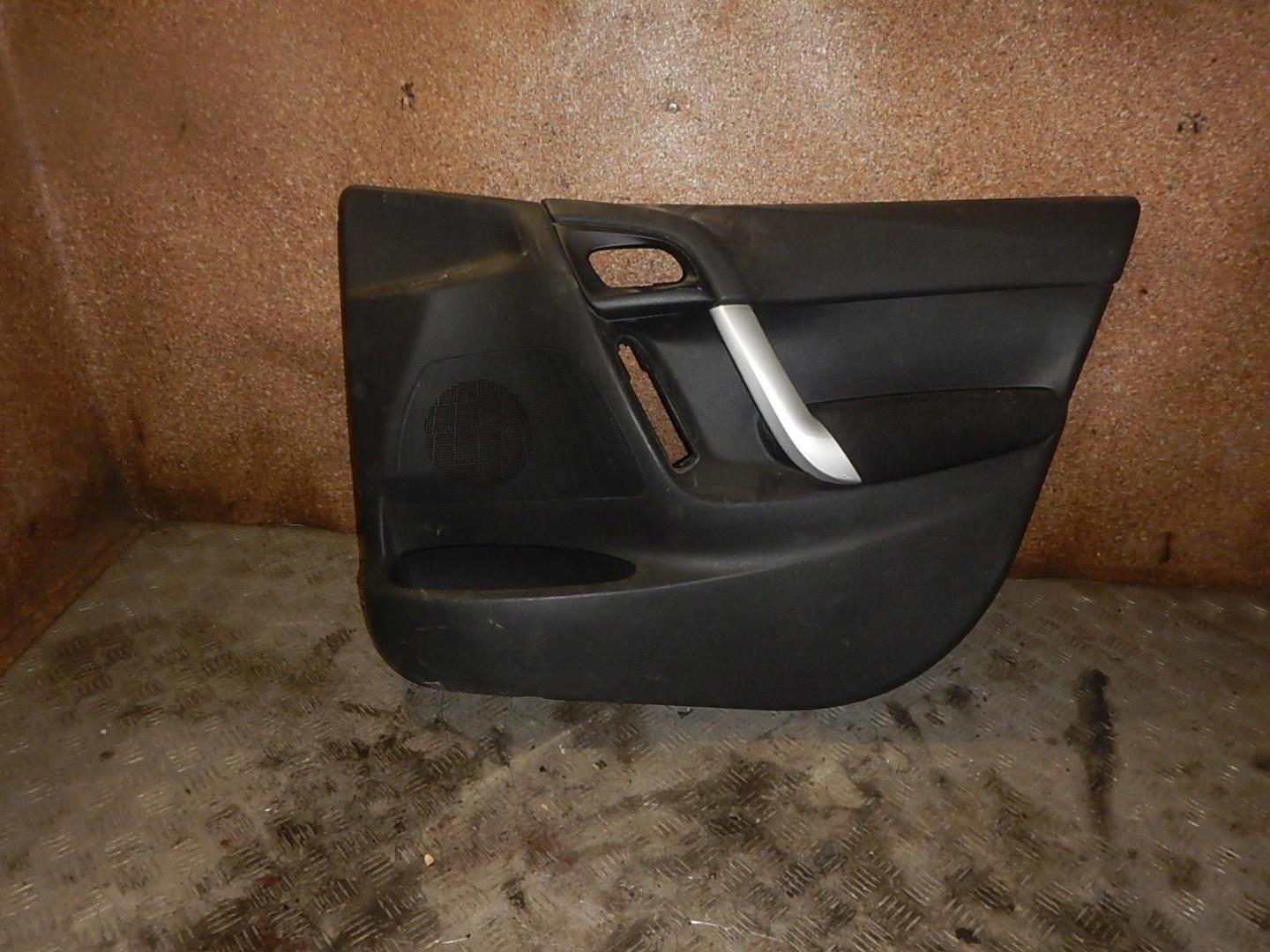 Обшивка двери передней правой