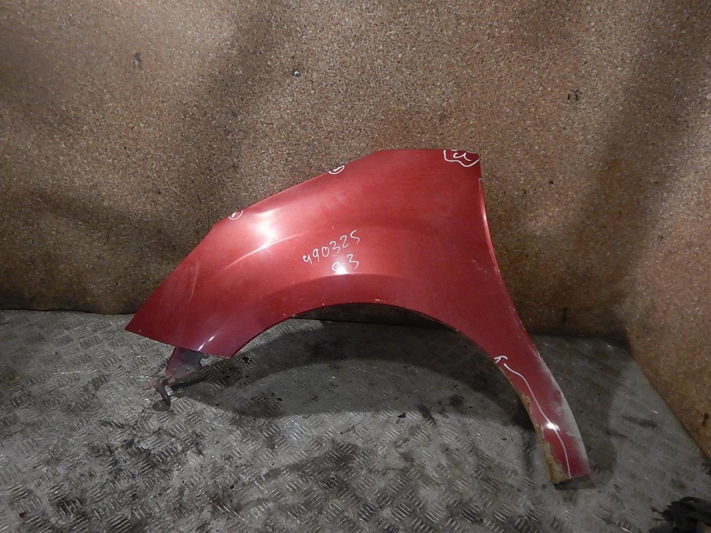 Крыло переднее левое