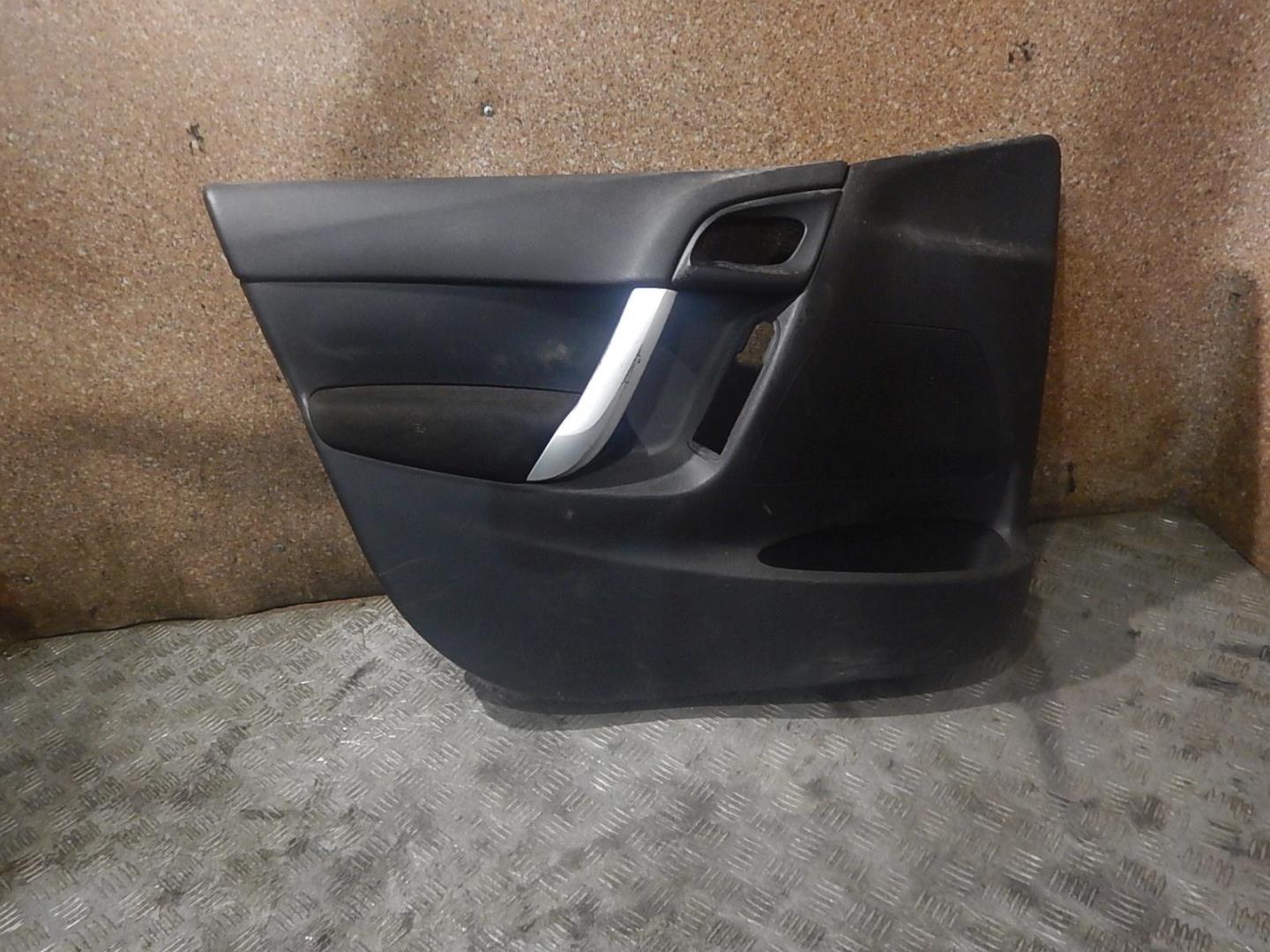 Обшивка двери передней левой