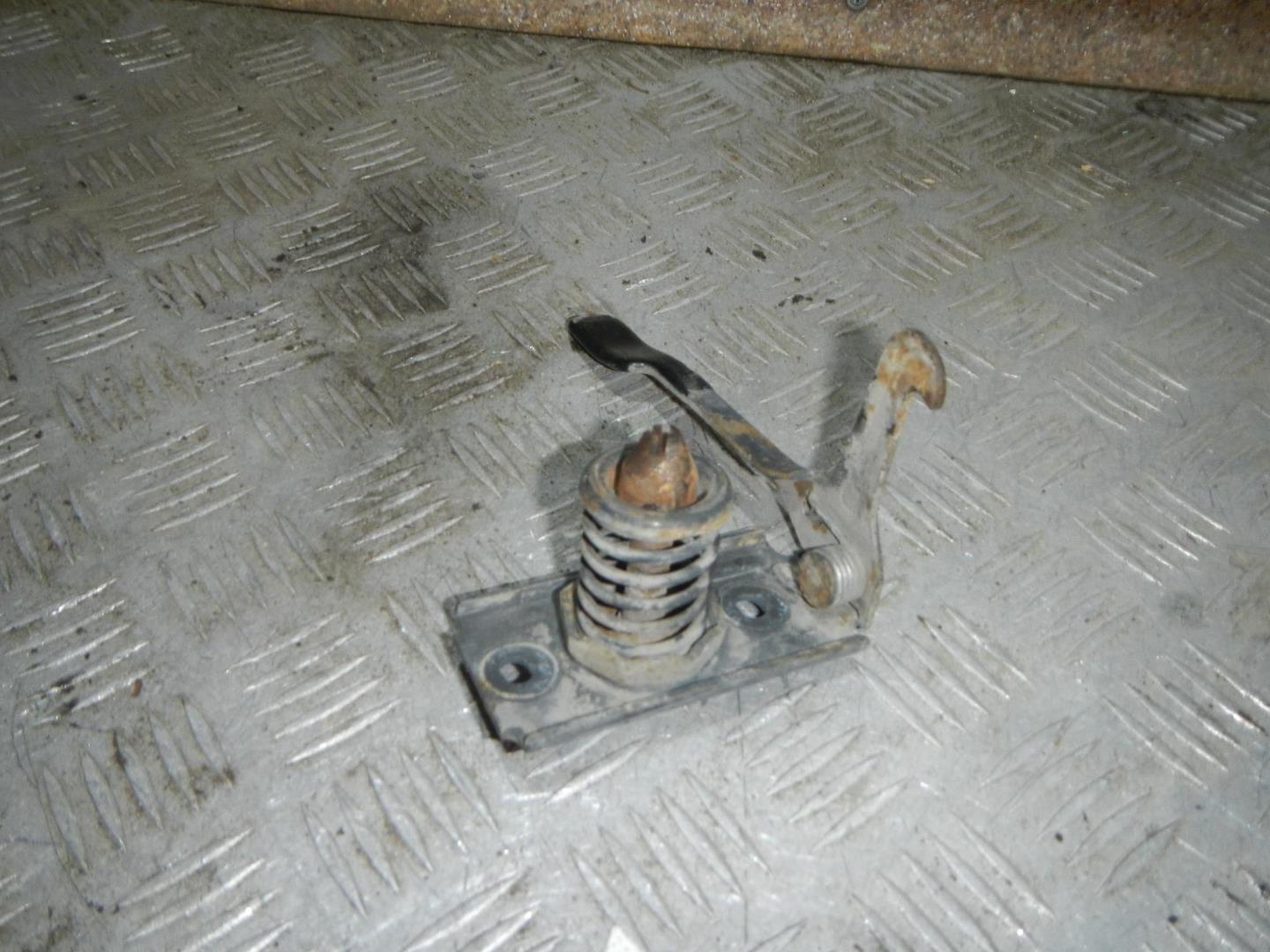 Замок капота