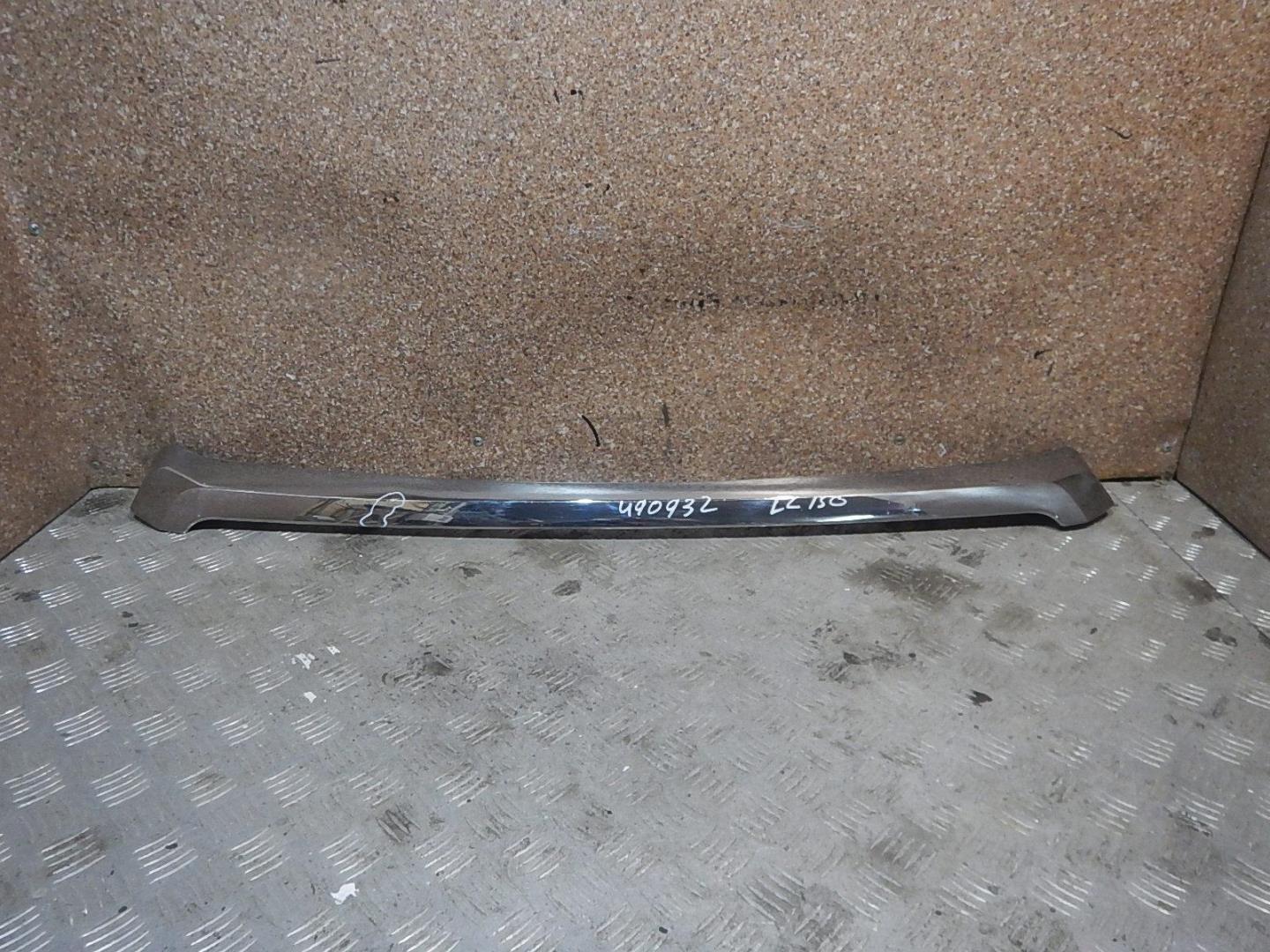 Молдинг капота