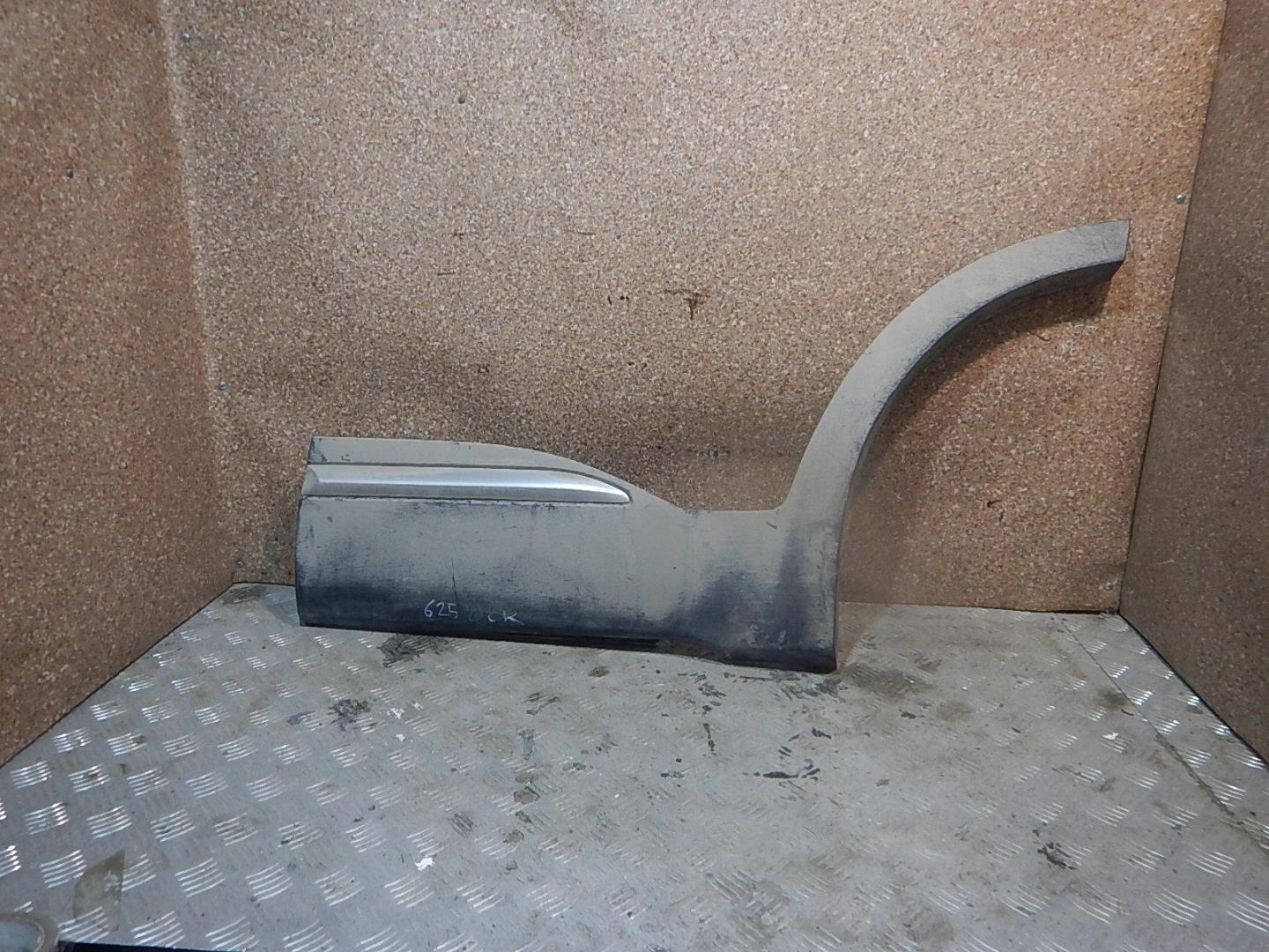 Молдинг задней левой двери