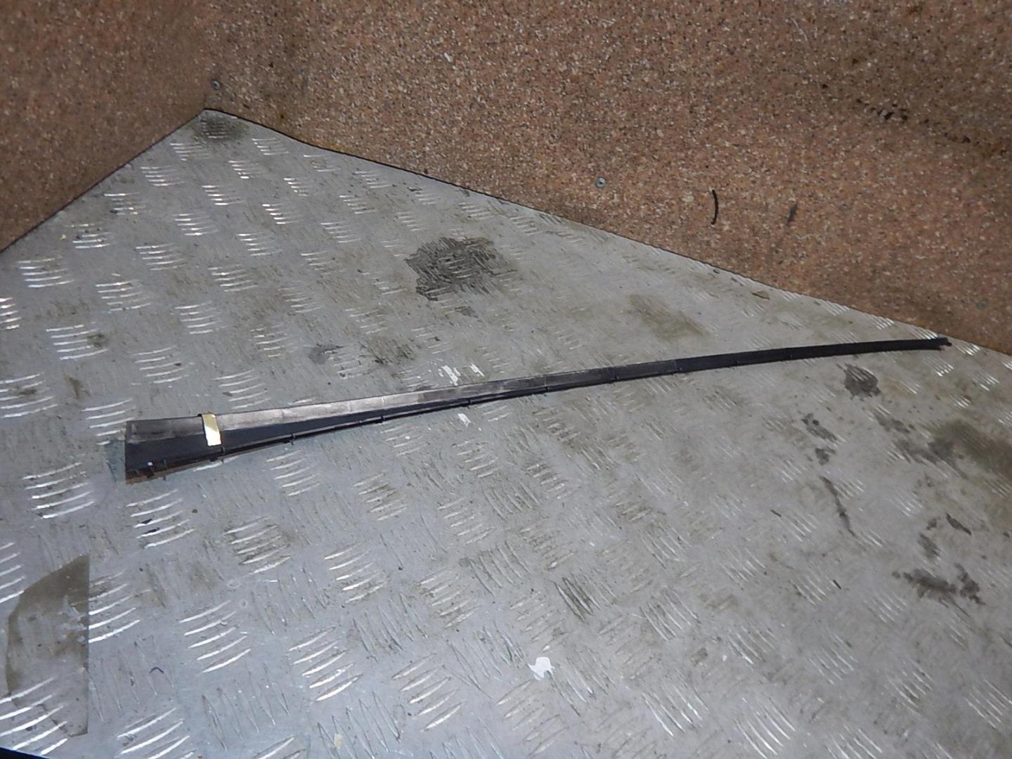 Молдинг лобового стекла