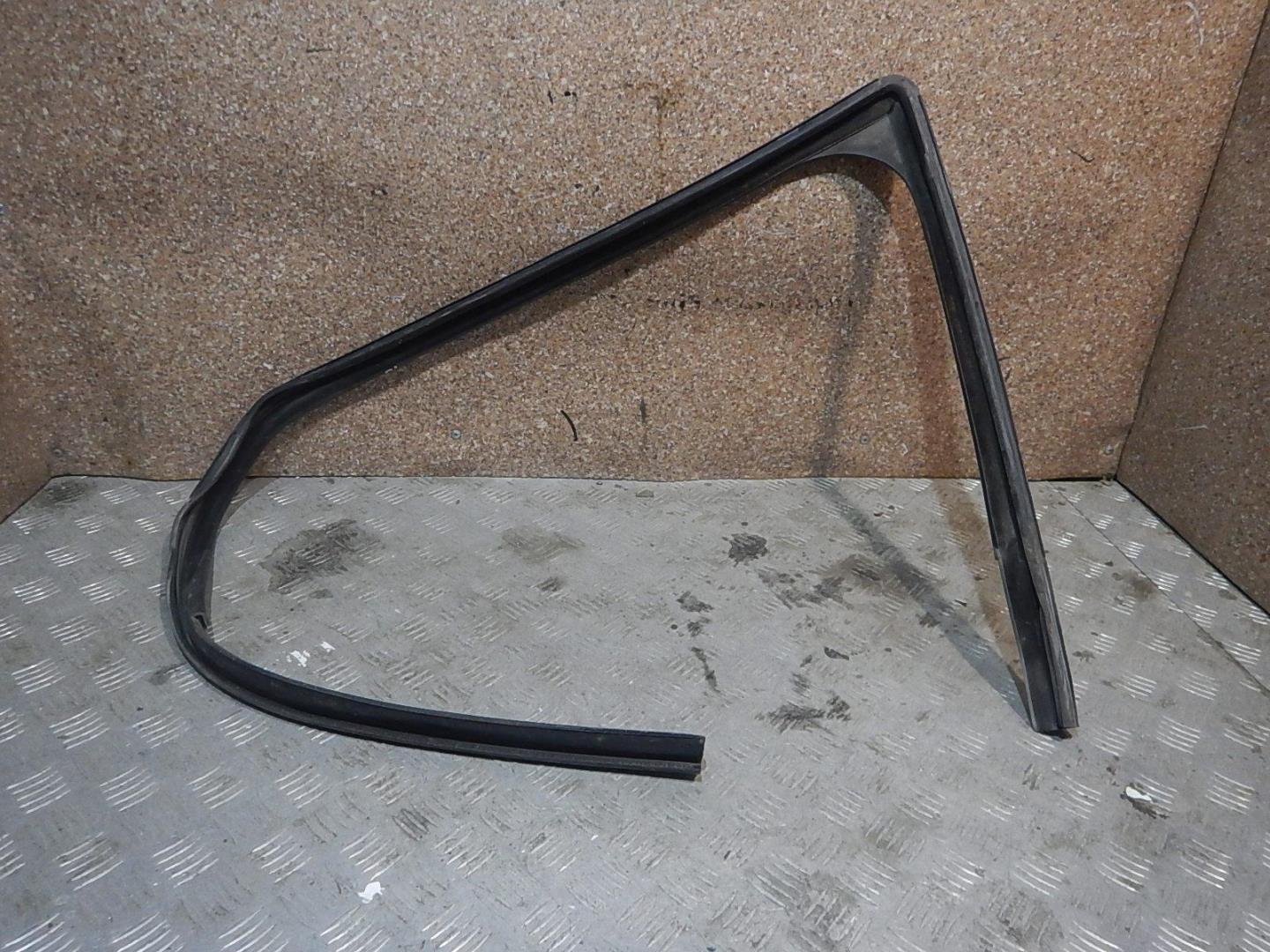 Уплотнитель стекла двери