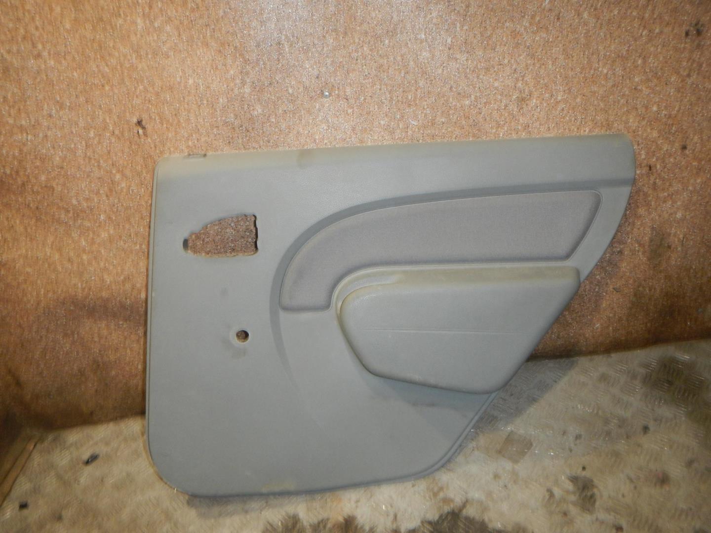 Обшивка двери задней правой