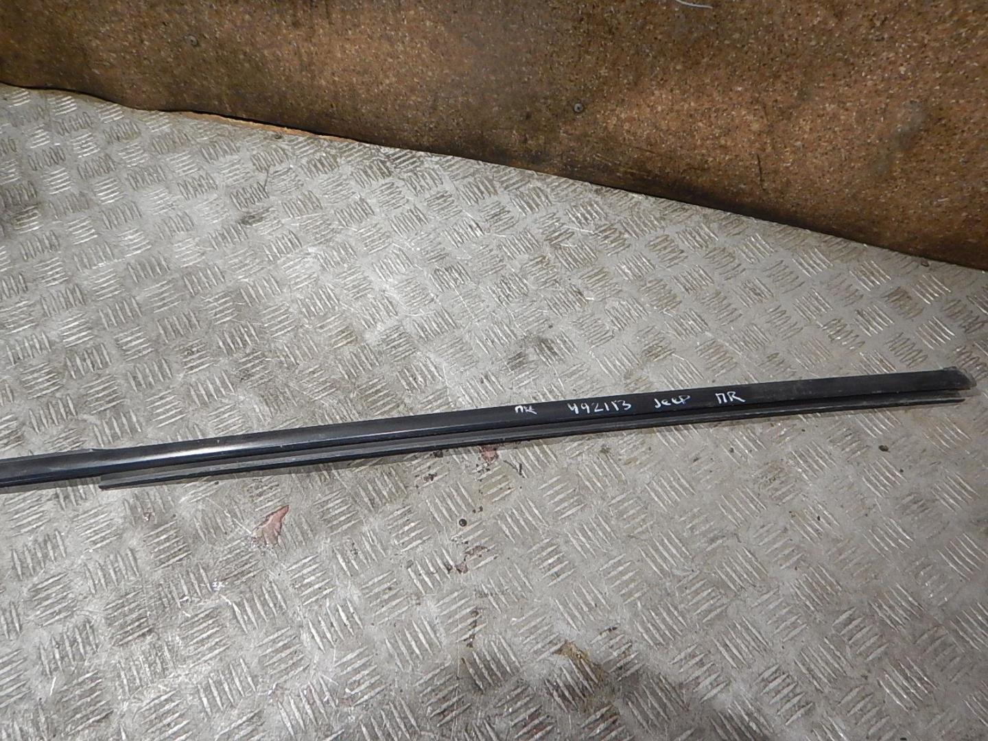 Накладка стекла переднего правого