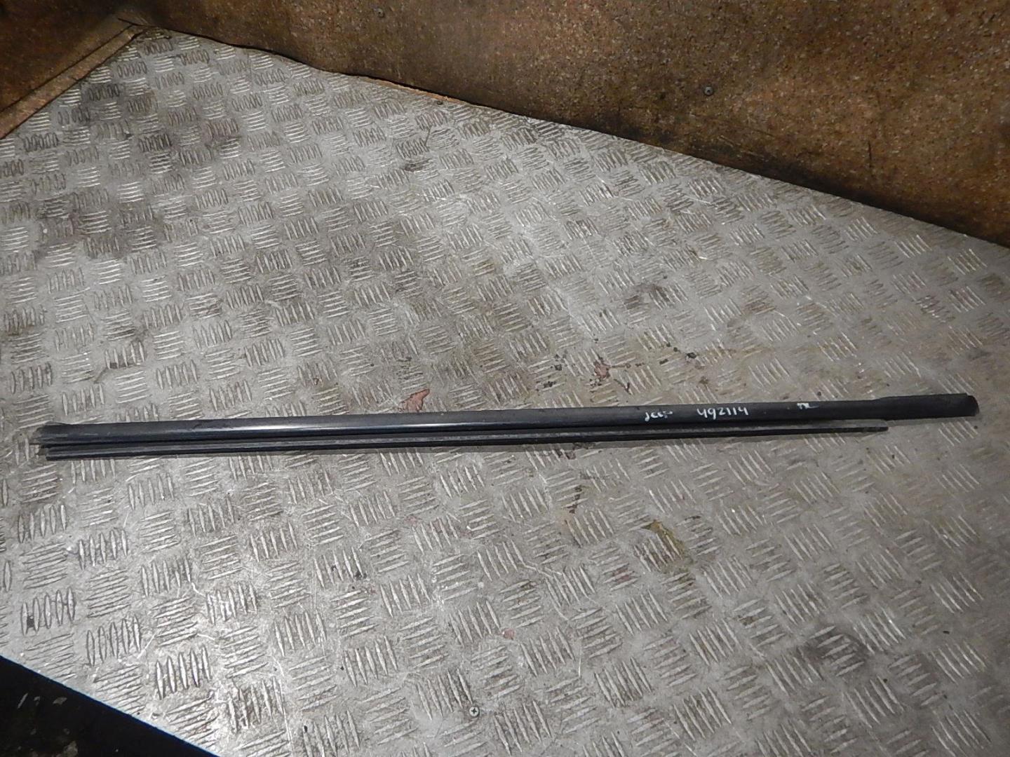 Накладка лобового стекла левая