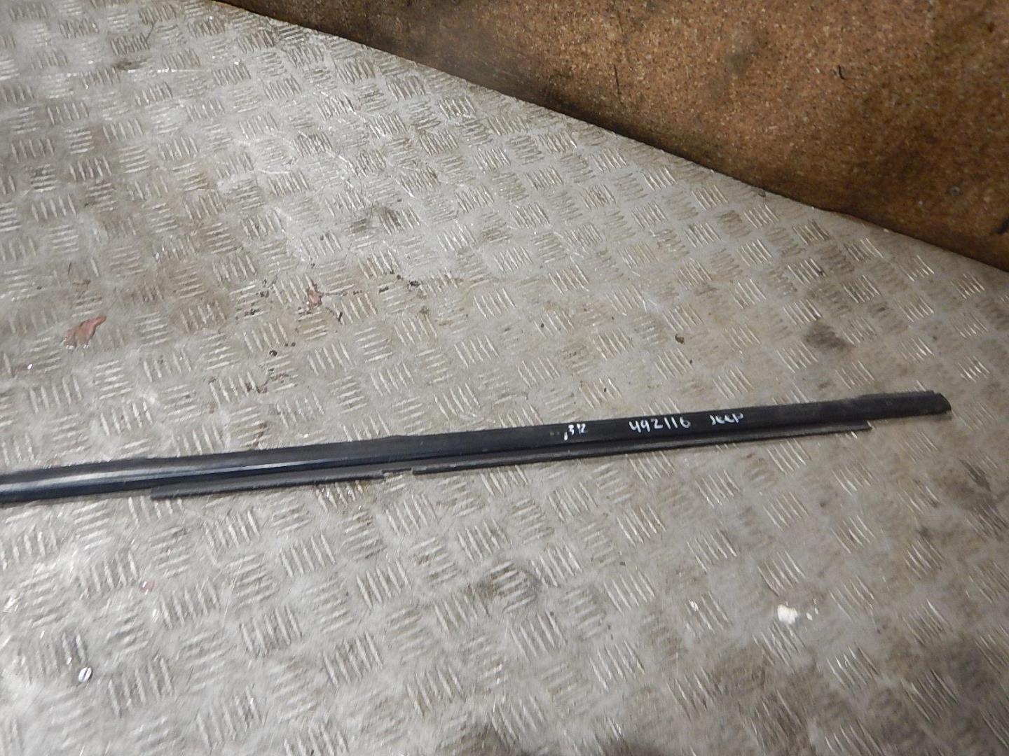 Накладка стекла заднего правого