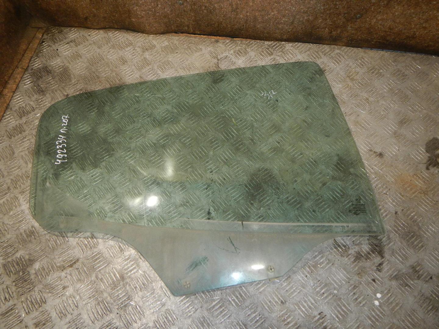 Стекло двери задней правой