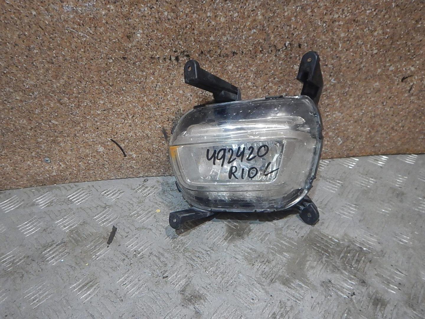 Фара противотуманная левая