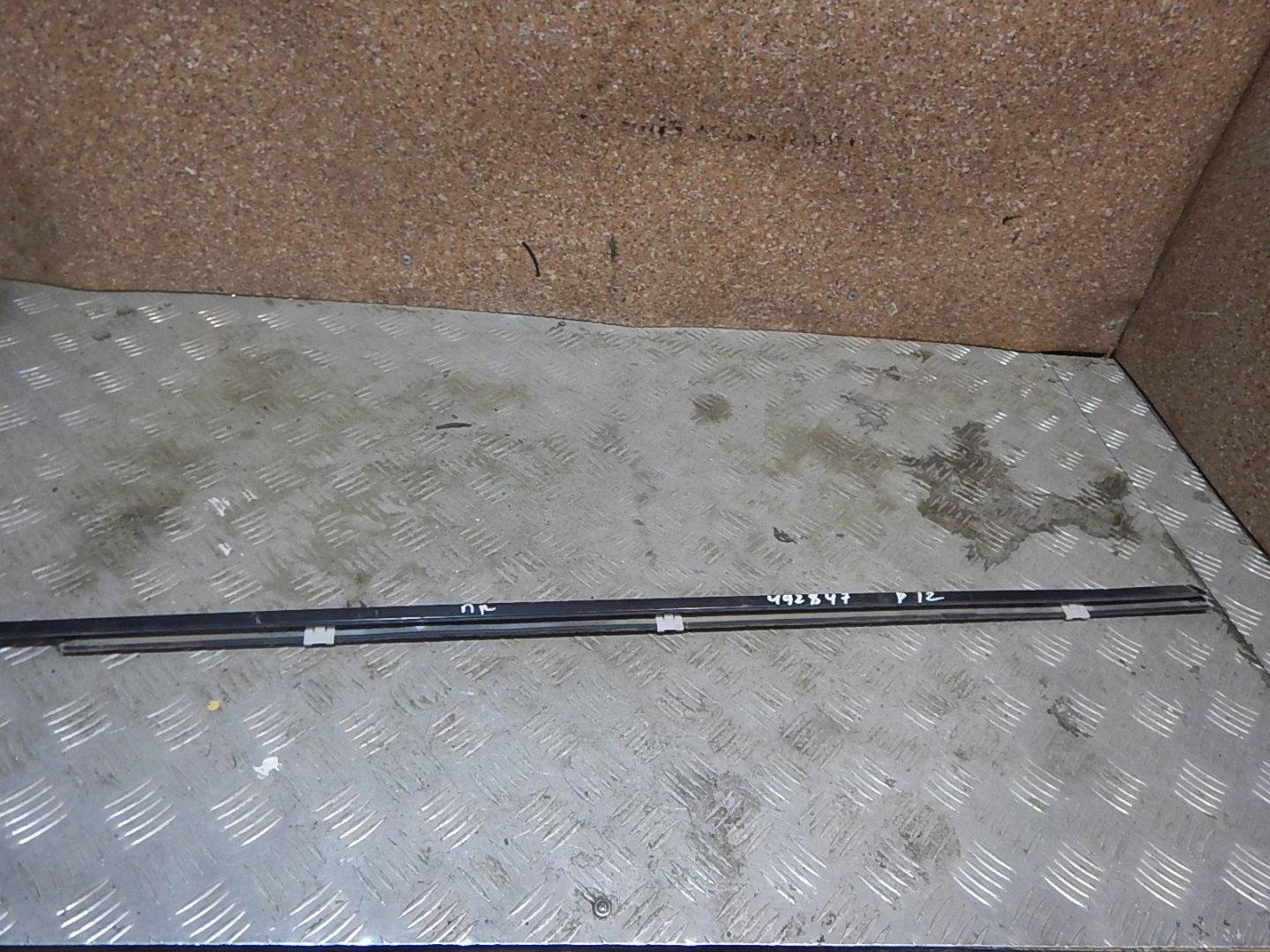 Накладка стекла переднего правого