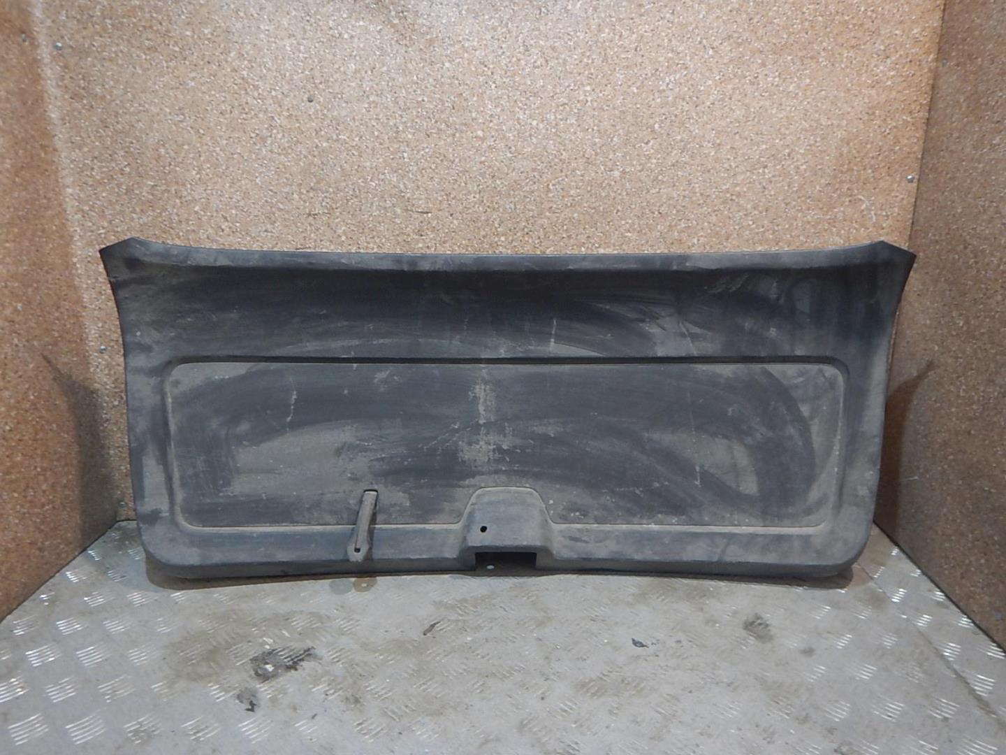 Обшивка двери багажника