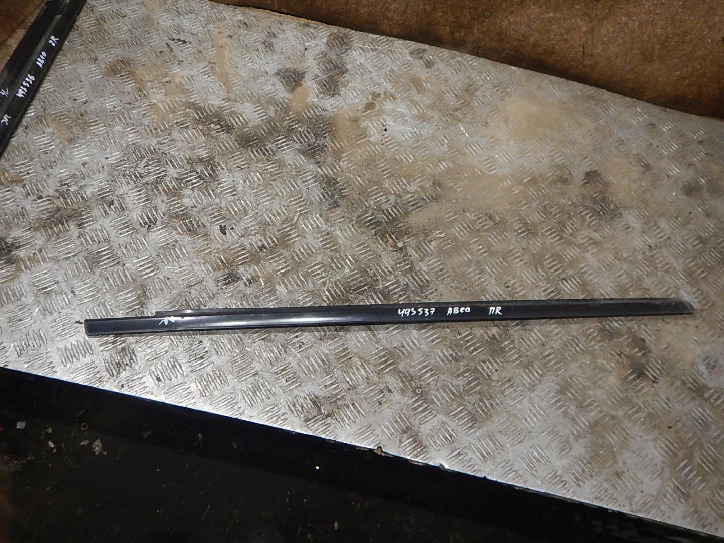 Накладка стекла переднего правого