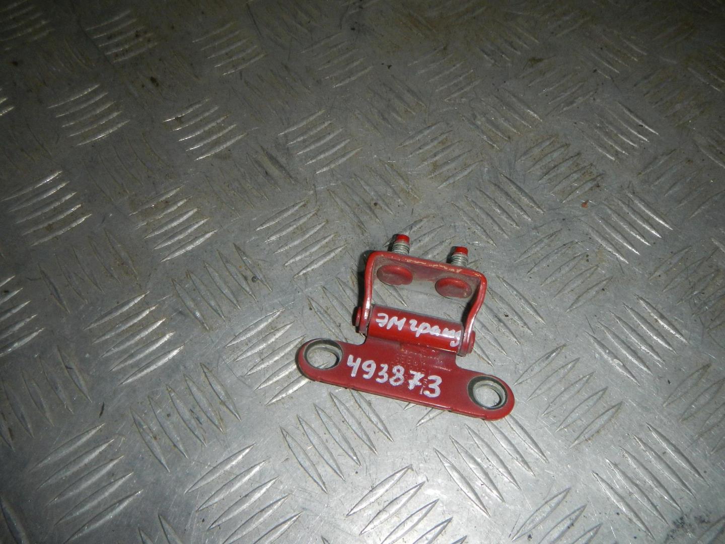 Петля двери багажника