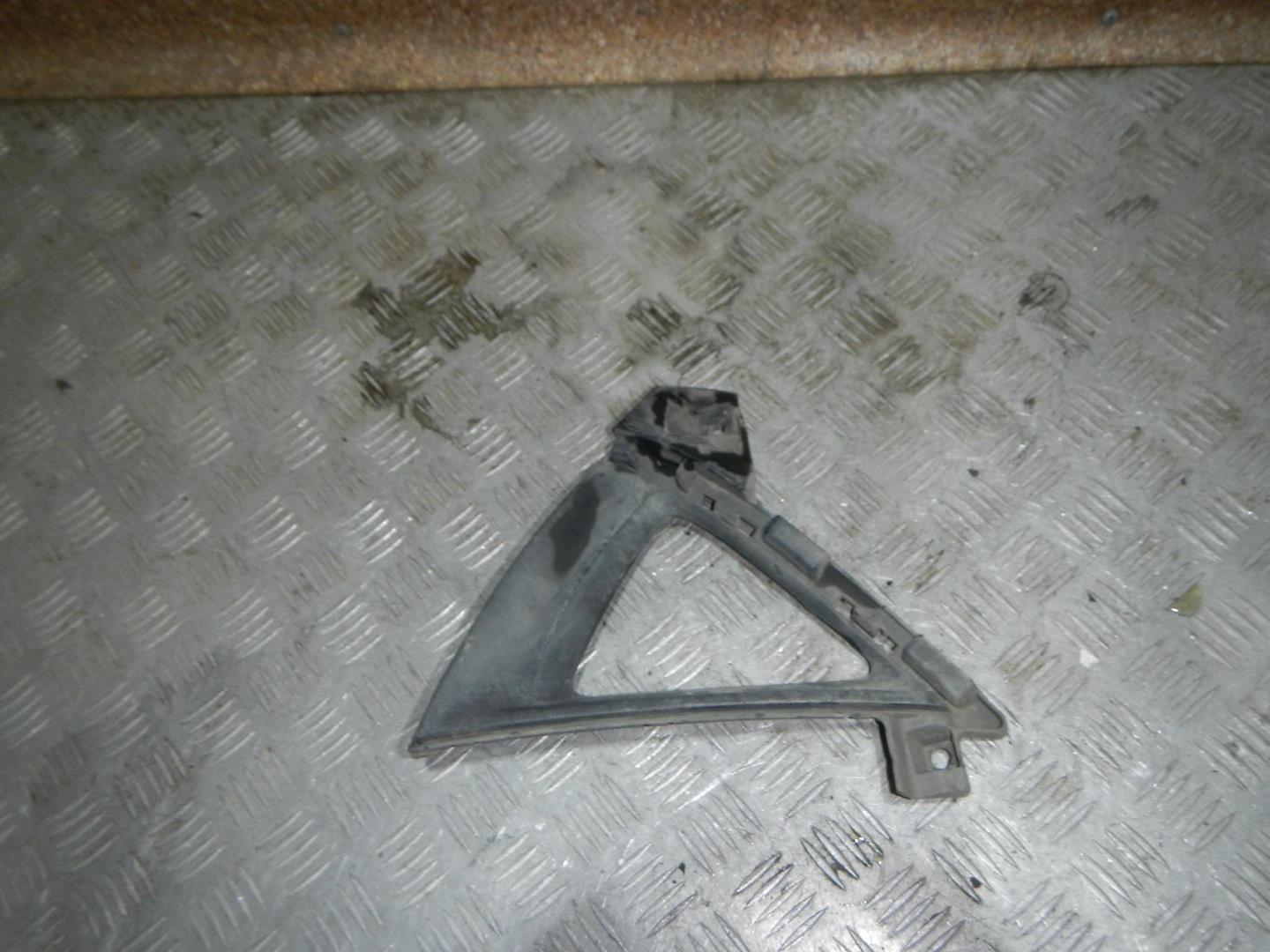 Рамка противотуманной фары левой