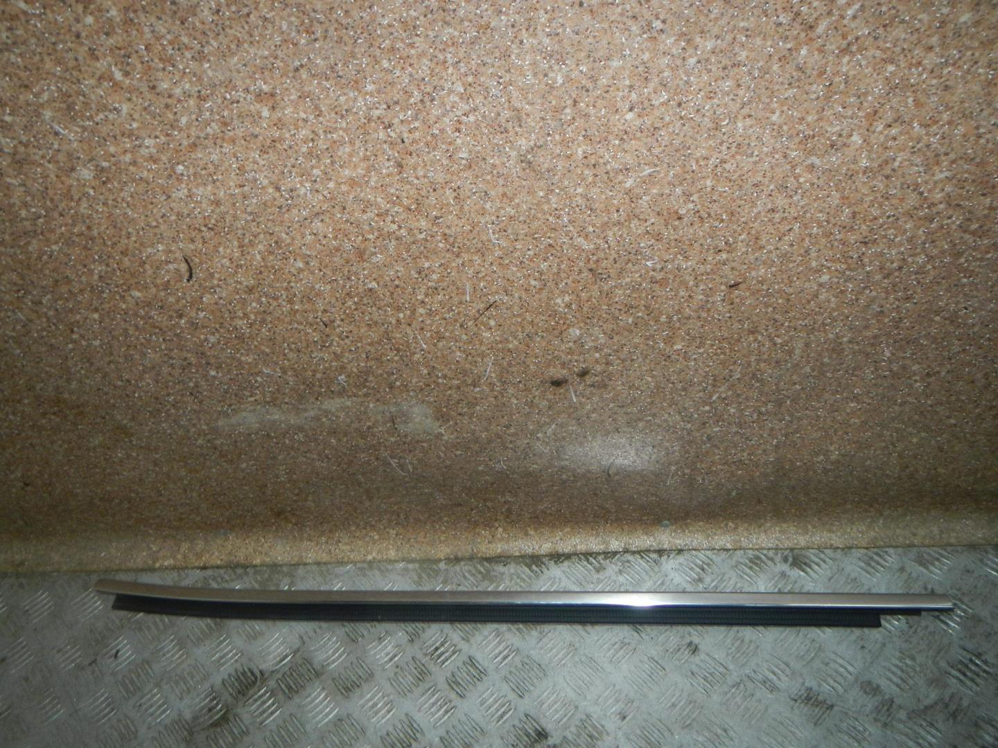 Накладка стекла заднего правого