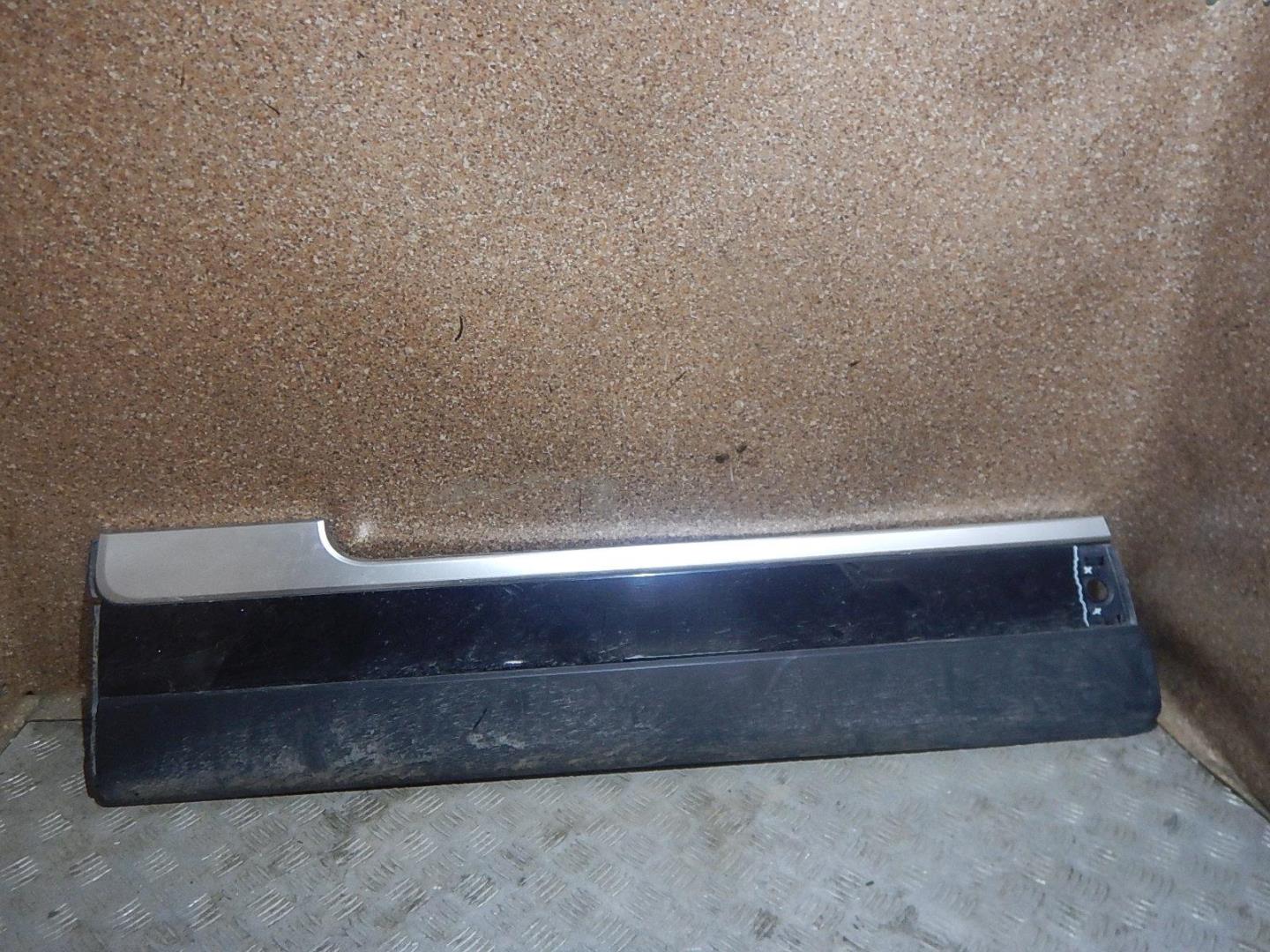 Молдинг передней левой двери