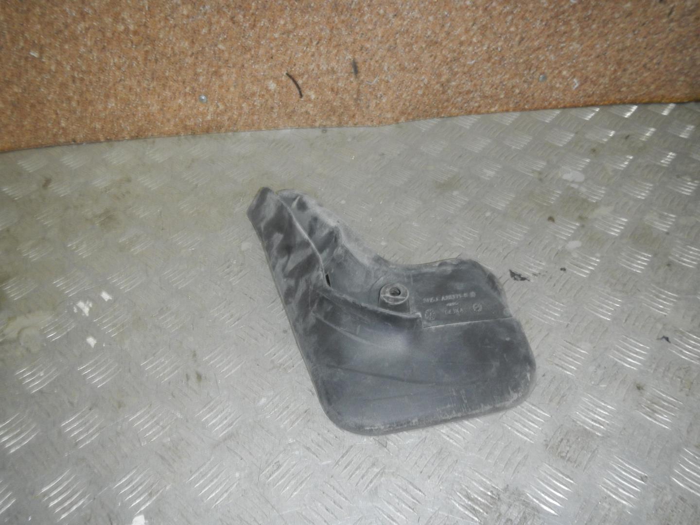 Брызговик задний левый
