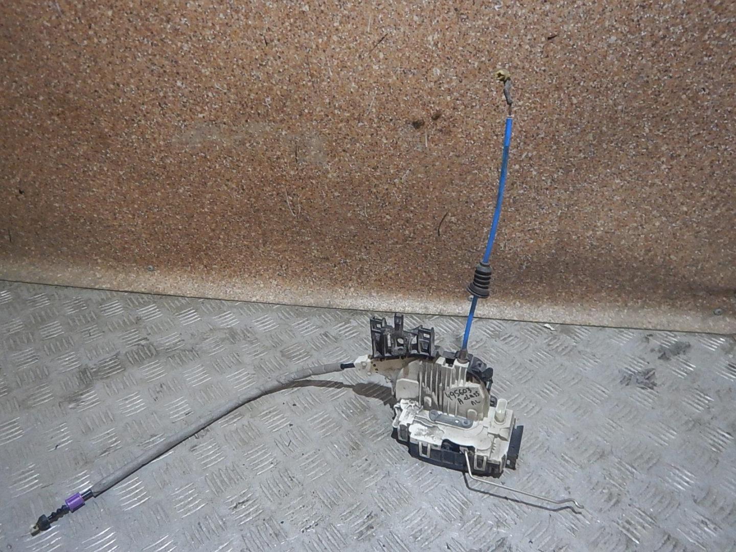 Замок двери передней левой