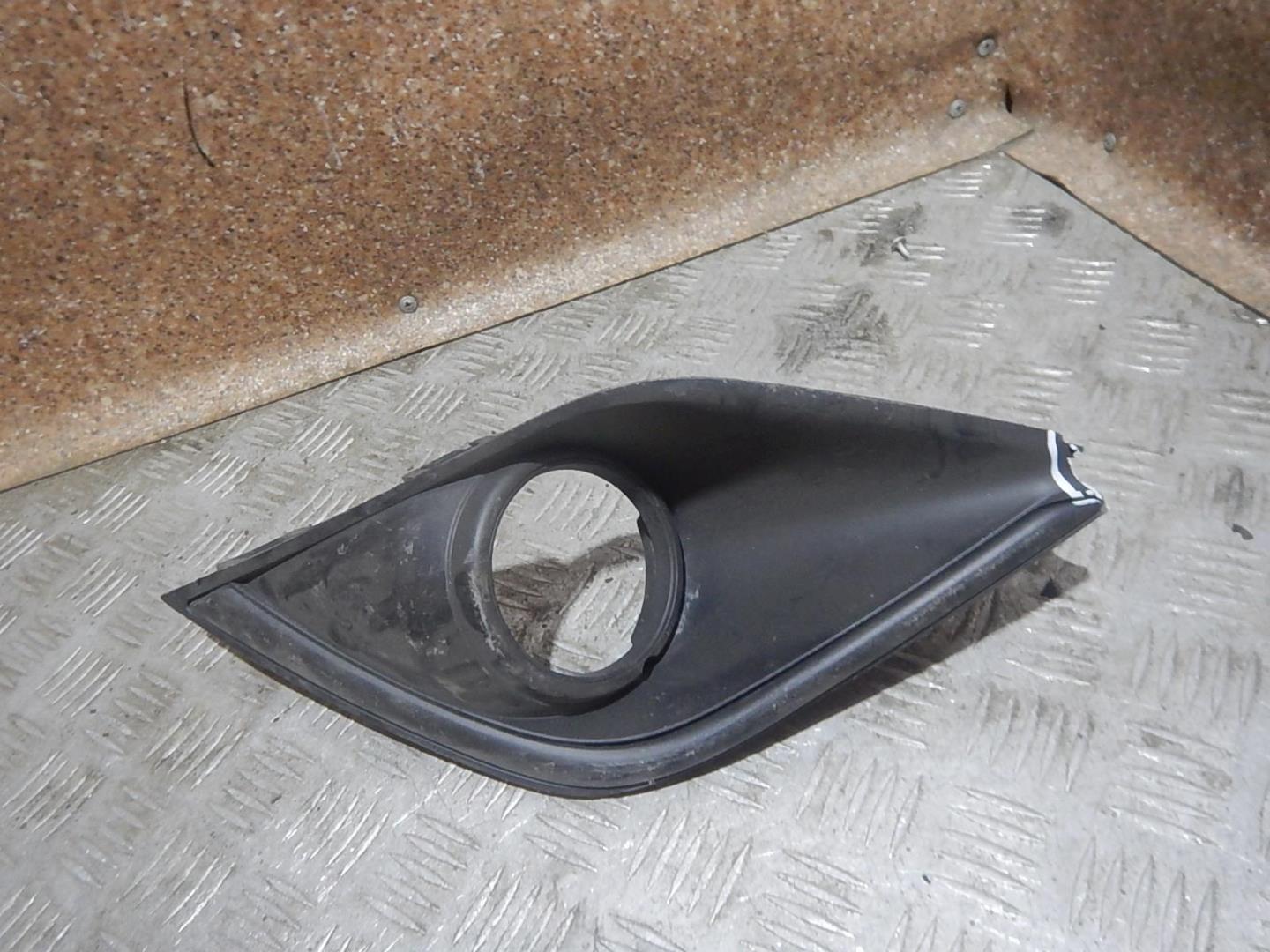 Рамка противотуманной фары левой