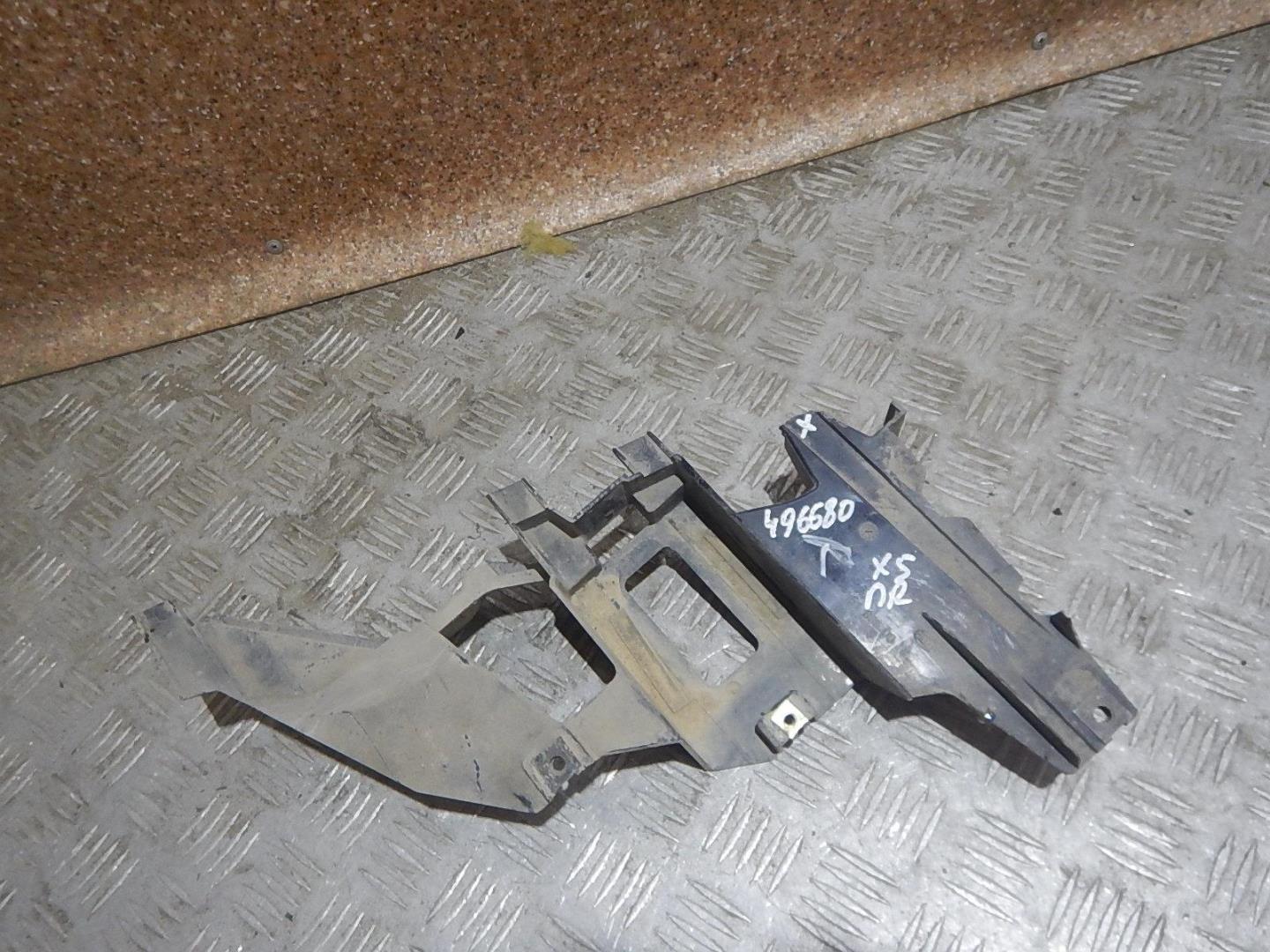 Кронштейн фар правый