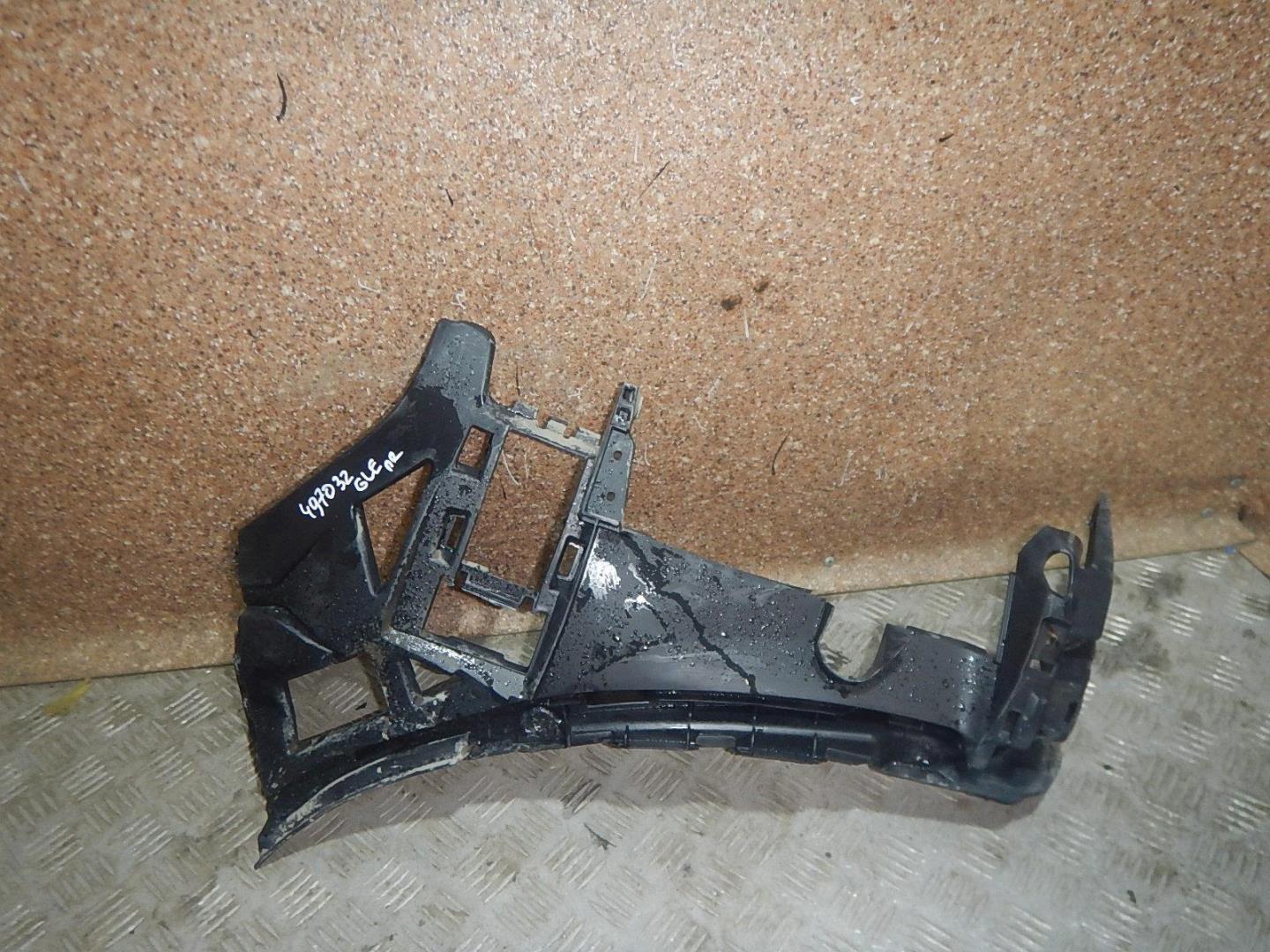 Кронштейн переднего бампера правый